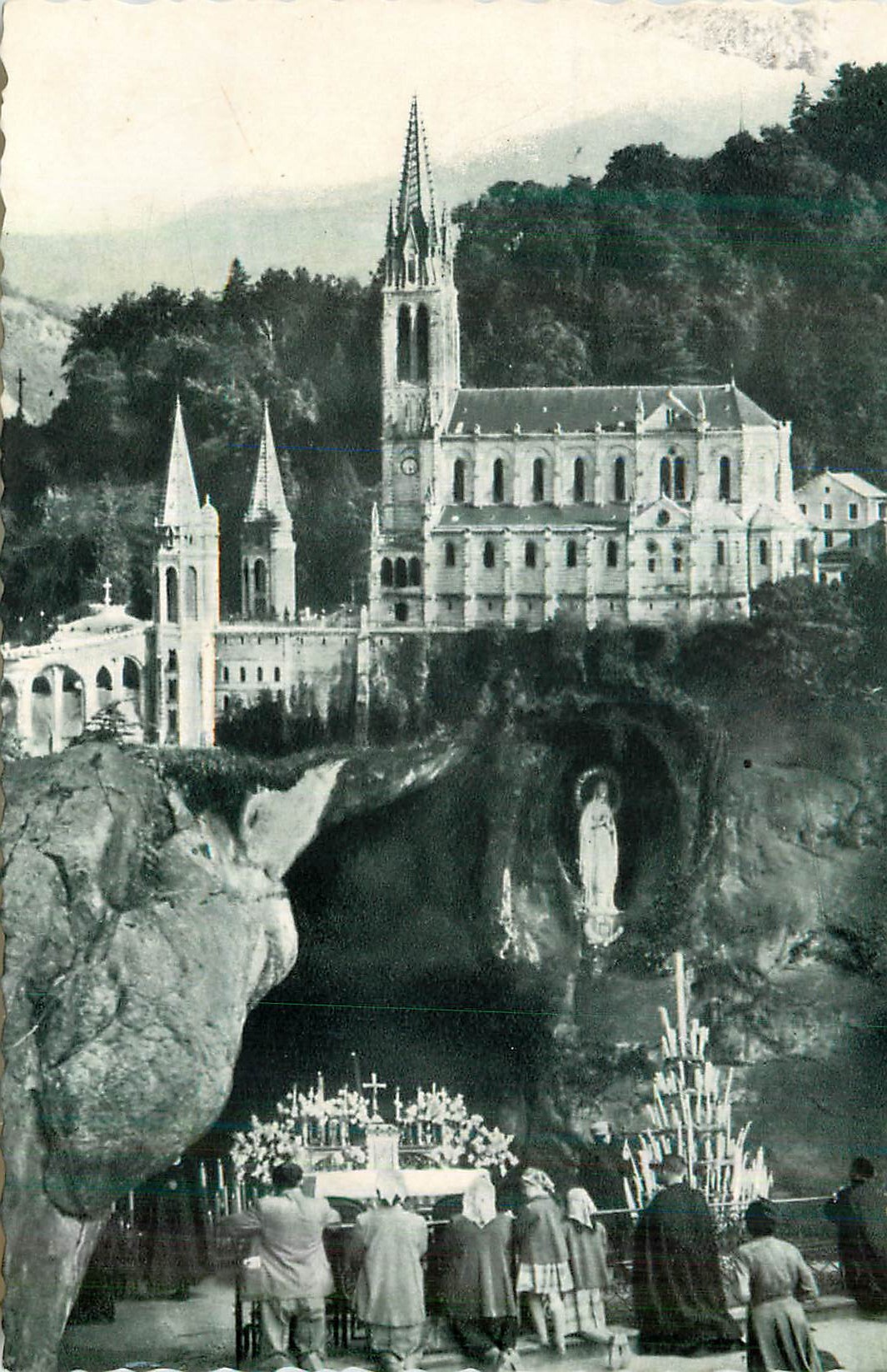 CPM Lourdes La Basilique et la Grotte