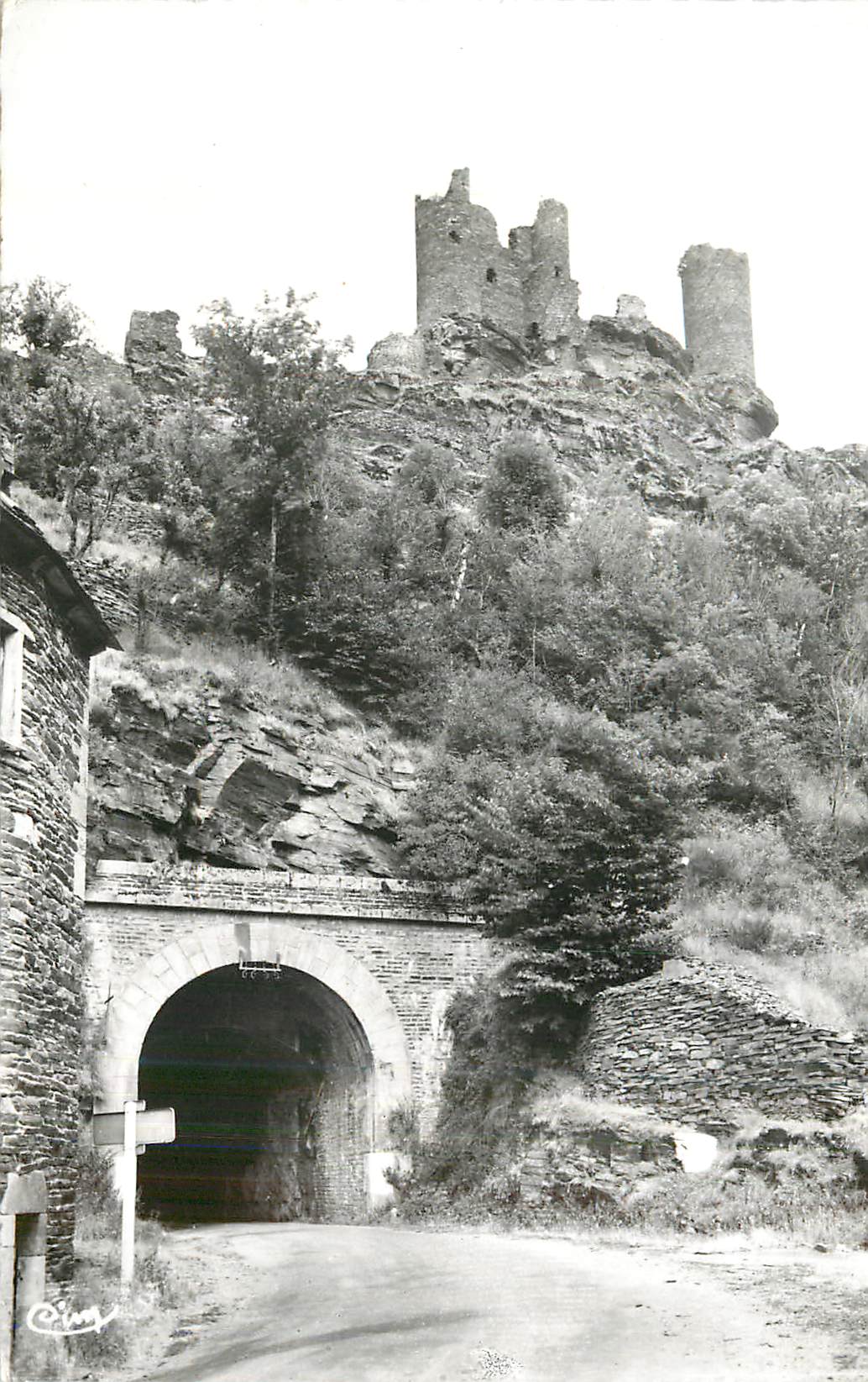 CPM Bagnols les Bains (Lozere) alt 913 m Ruines du Tournel Le Tunnel