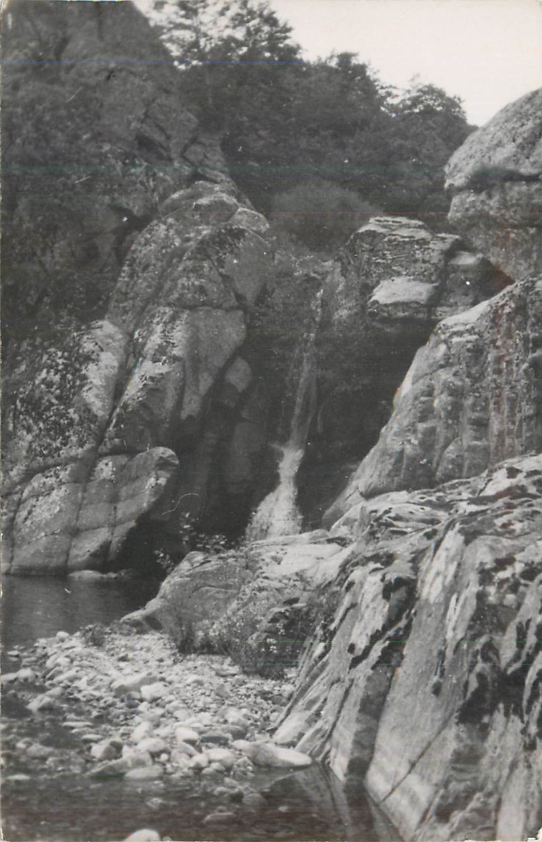 Chute d'eau dans un canyon rocheux — éditeur non identifiable