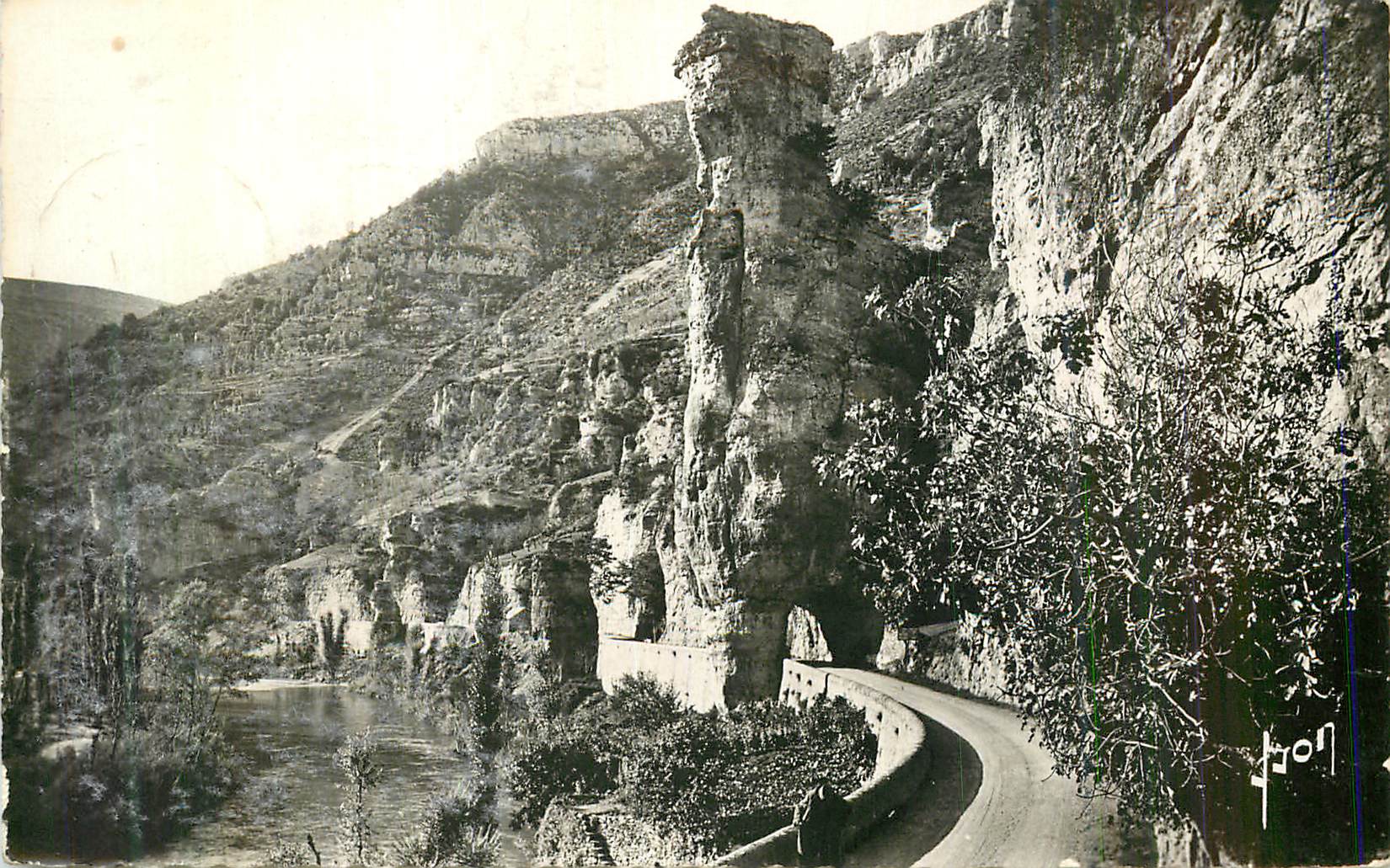 CPM Les Gorges du Tarn Pougnadoires (Lozere) La Tour Eiffel