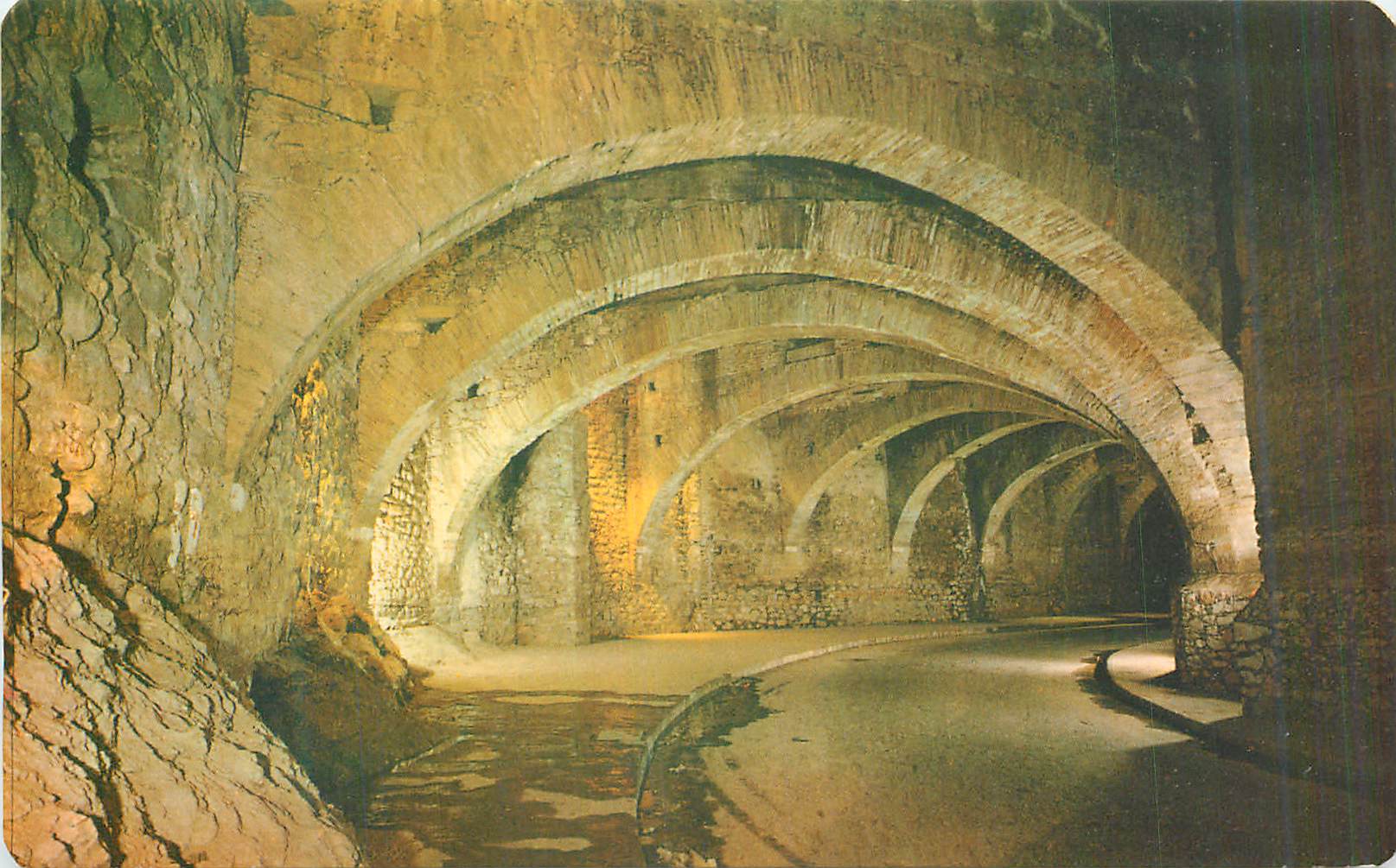 Tunnel der Route des Crêtes — Steinbögen — Verlag nicht sichtbar