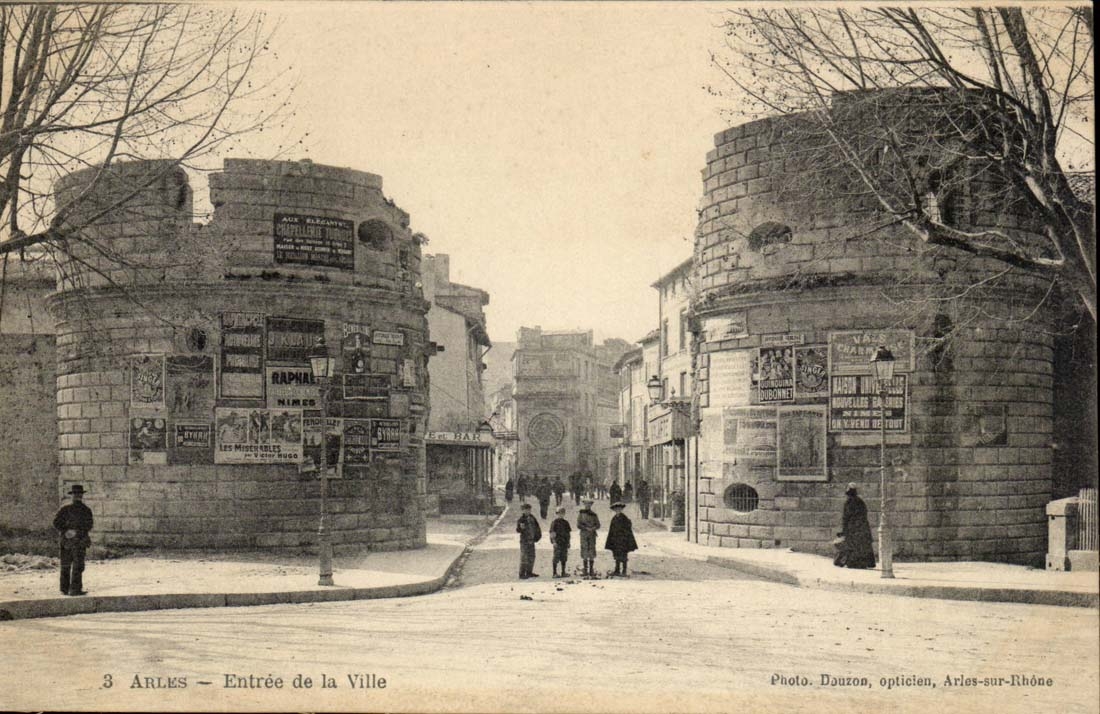 Arles CPA Entree de la ville (enfants)