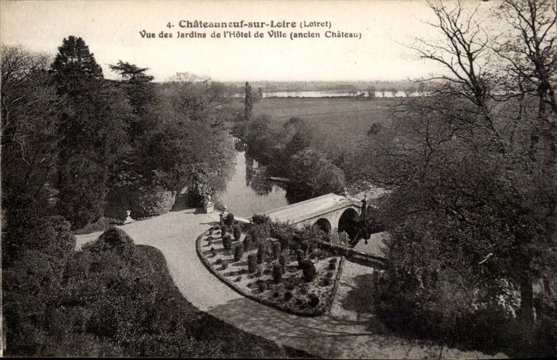 Chateauneuf sur Loire CPA Vue des jardins de l'hotel de ville (ancien chateau)