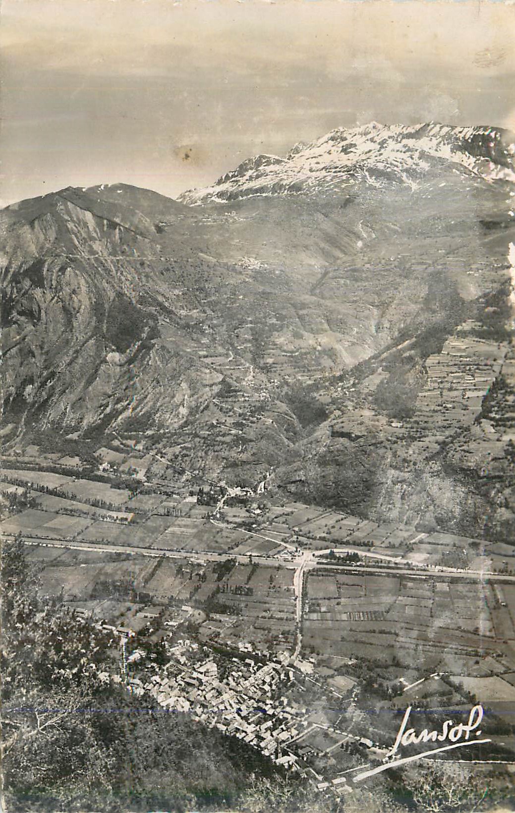 Vue aérienne de Jansol — montagnes enneigées et village en contrebas — Jansol