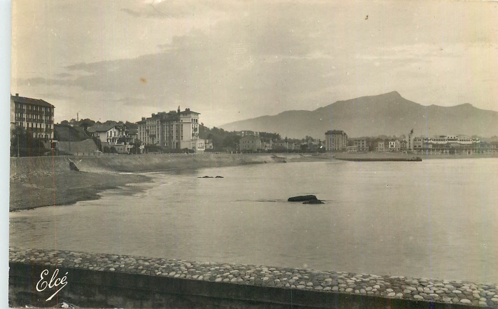 CPM St Jean de Luz B Pyr La Baie Au fond La Rhune 