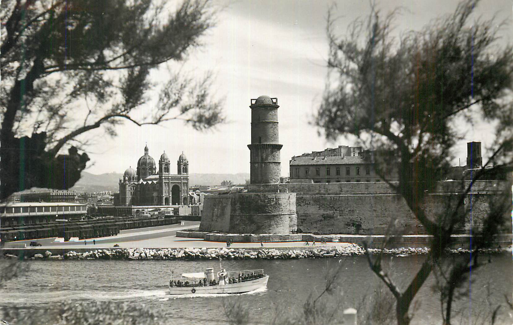 CPM Marseille Les Quais et la Cathedrale vus du jardin du Pharo 