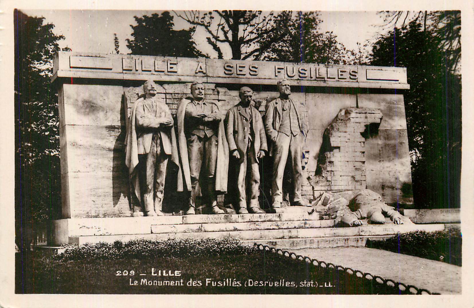 CPM Lille Le Monument des Fusilles Militaria