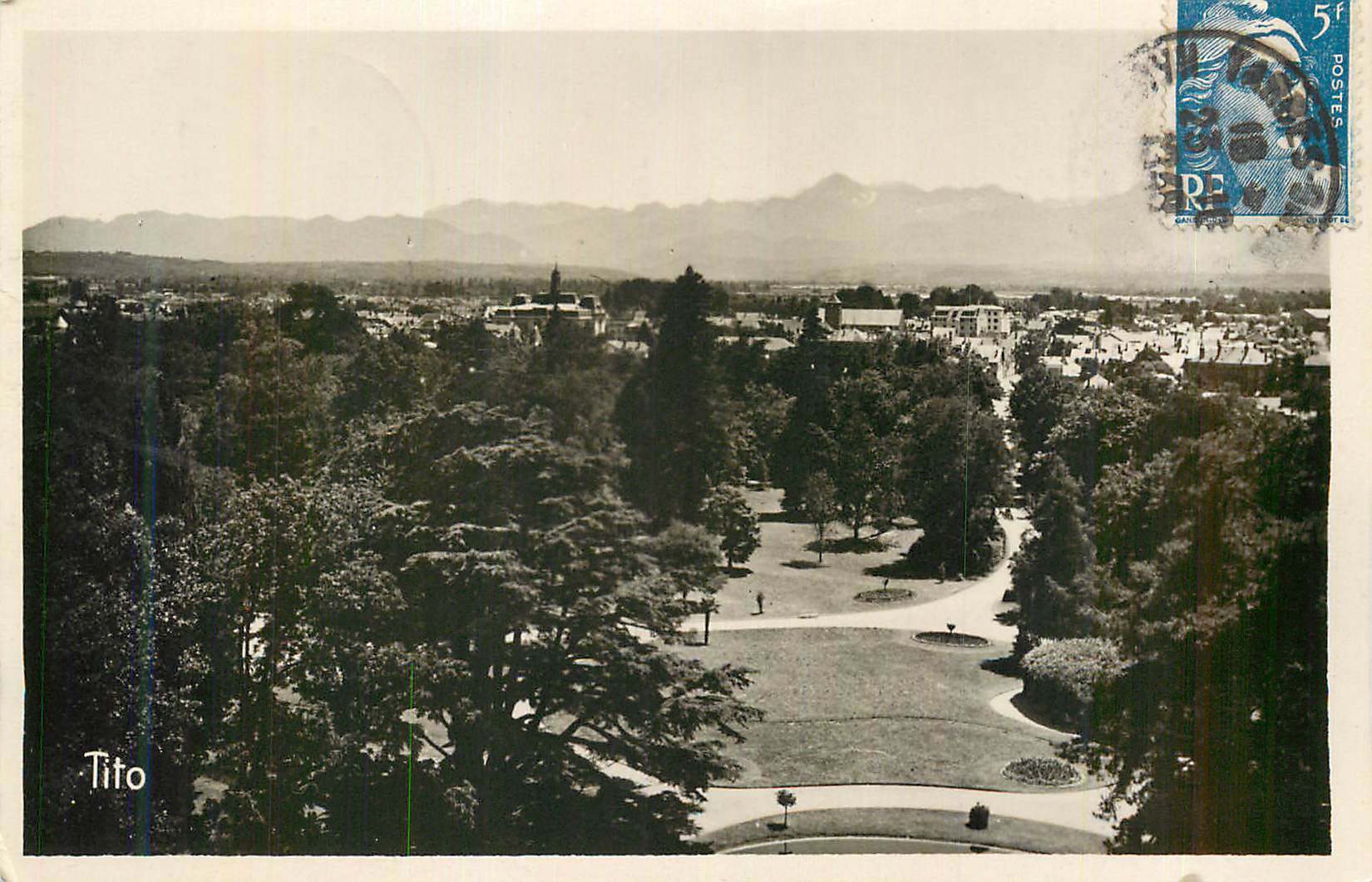 Vue panoramique de Tito — montagnes en arrière-plan — éditeur Tito, n° de série non visible