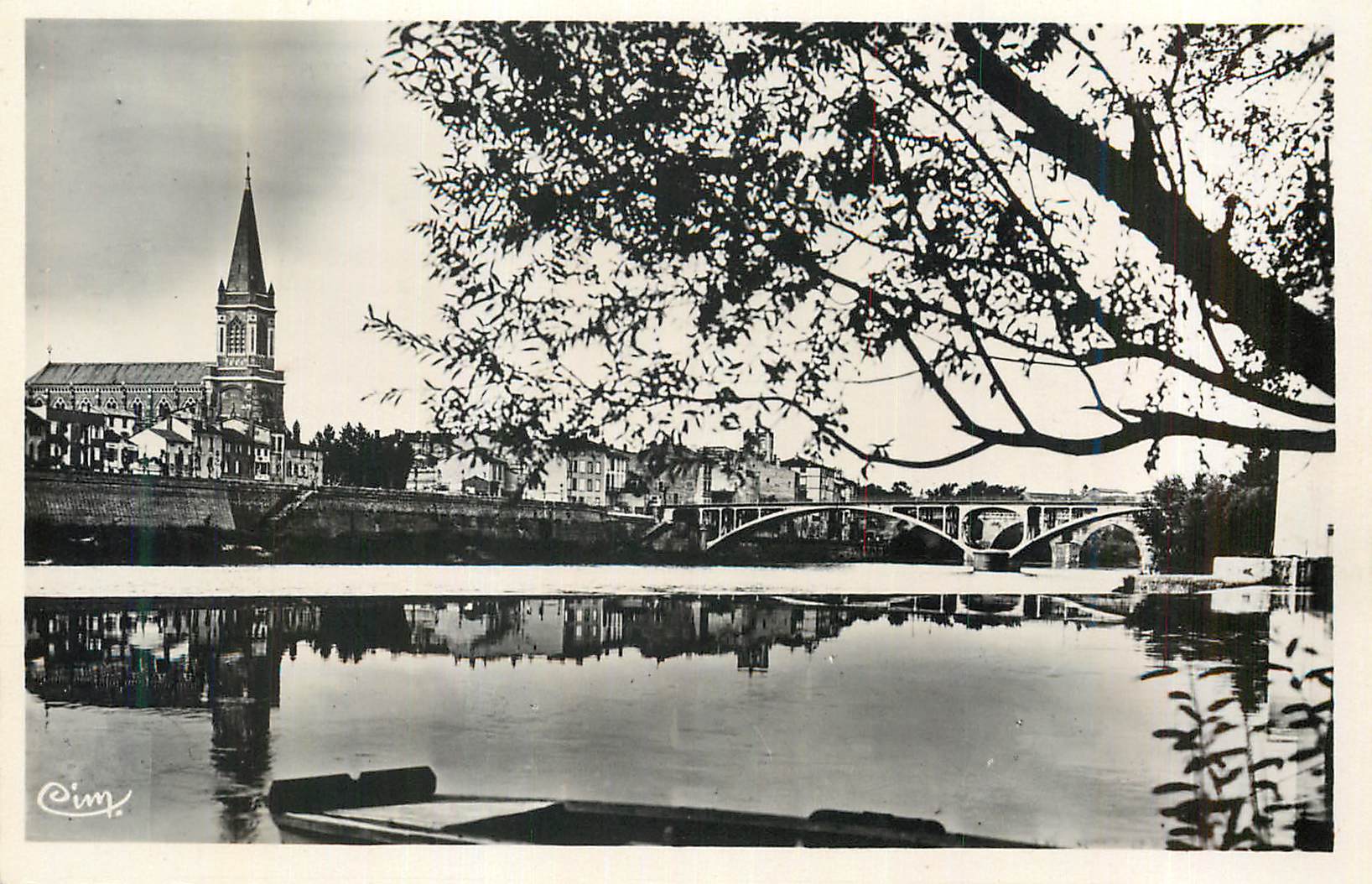 Cimé — Vue du pont et de l'église sur la rivière — Cim.