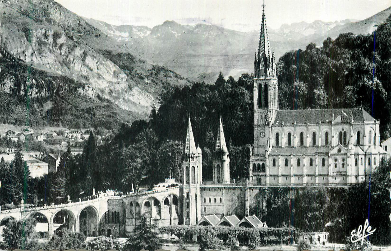 CPM Lourdes Vue plongeante sur la  Basilique et la vallee du Gave 