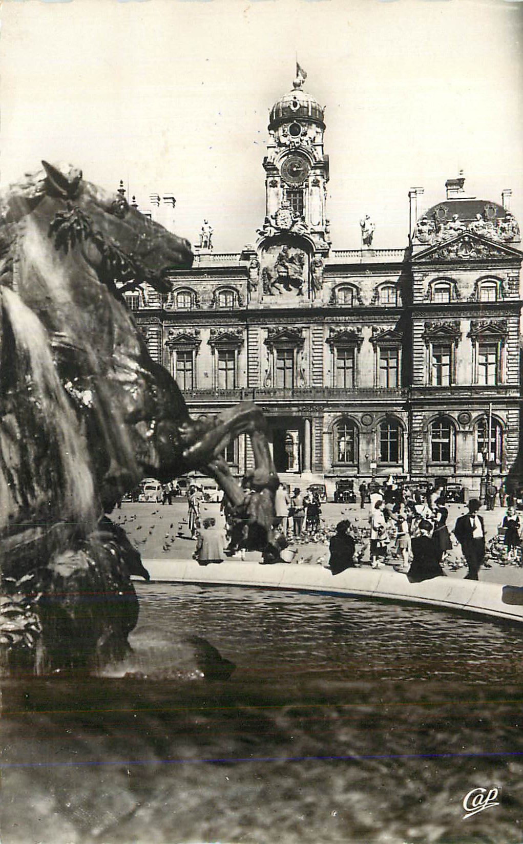 CPM Lyon Place des Terreaux et l Hotel de Ville 