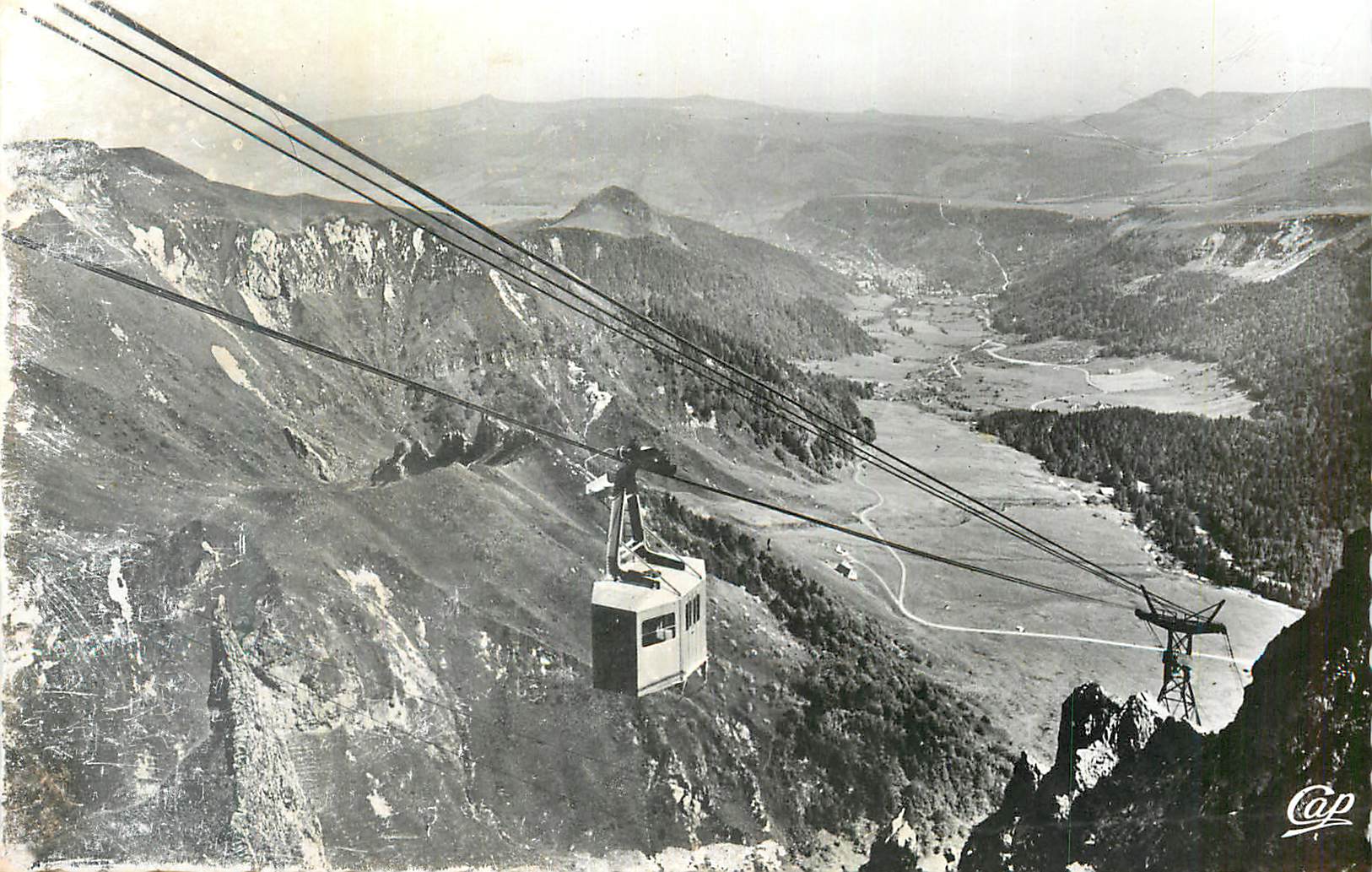 CPM L Auvergne Vue prise du Sancy vers le Mont Dore 