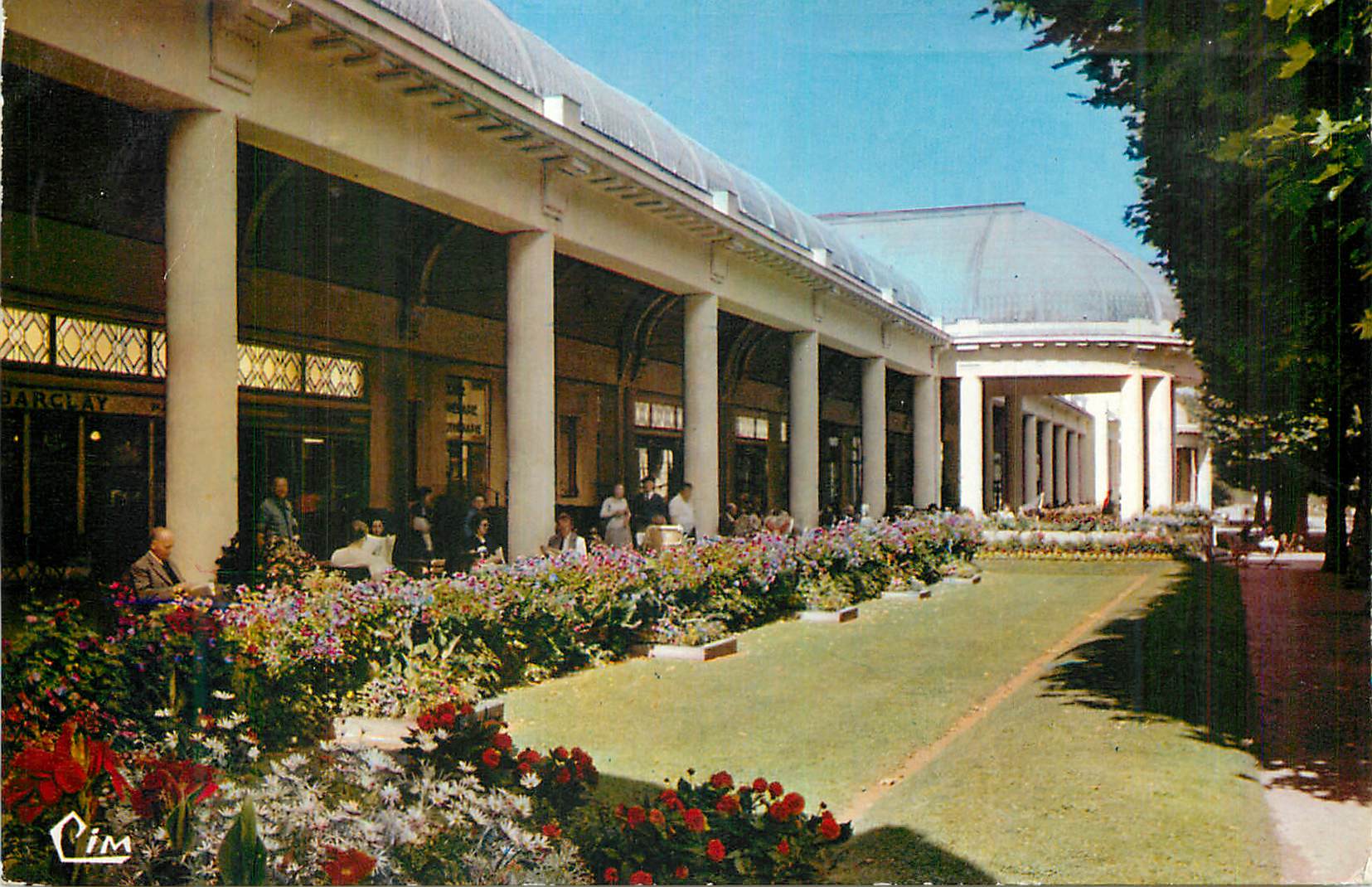 CPM Vittel Vosges Les Galeries 