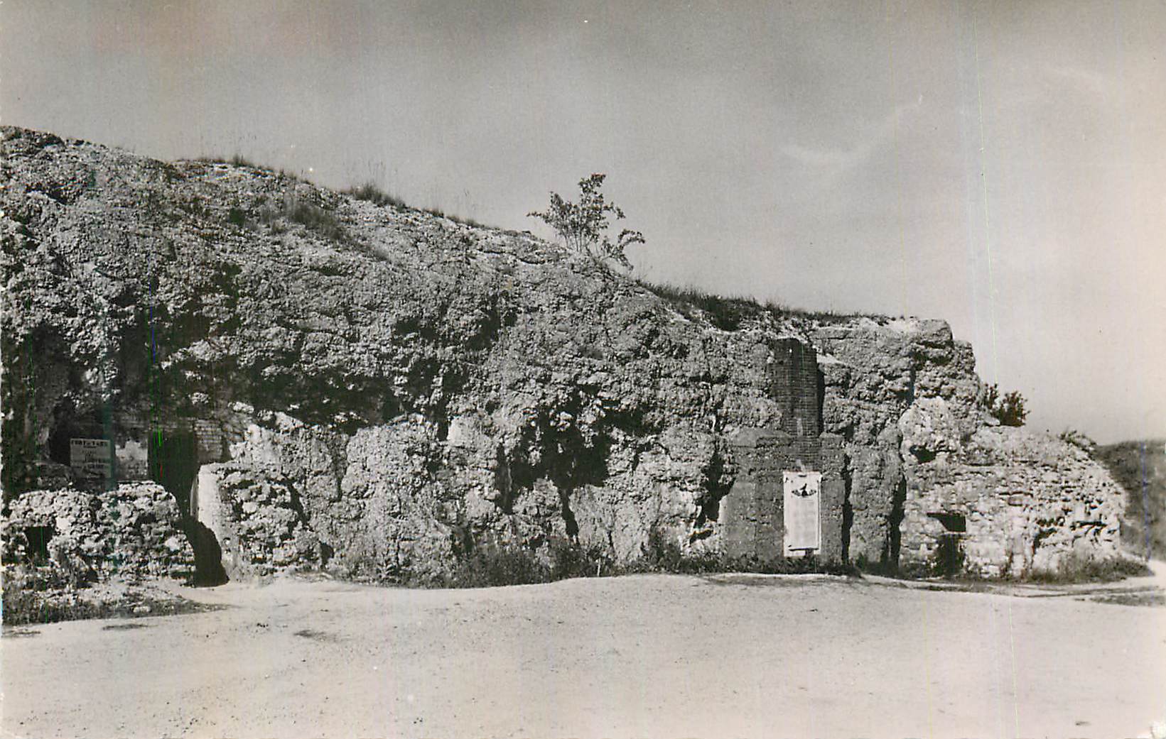Ruines d'un ancien hôtel-club — site rupestre — éditeur inconnu, n° de série non lisible