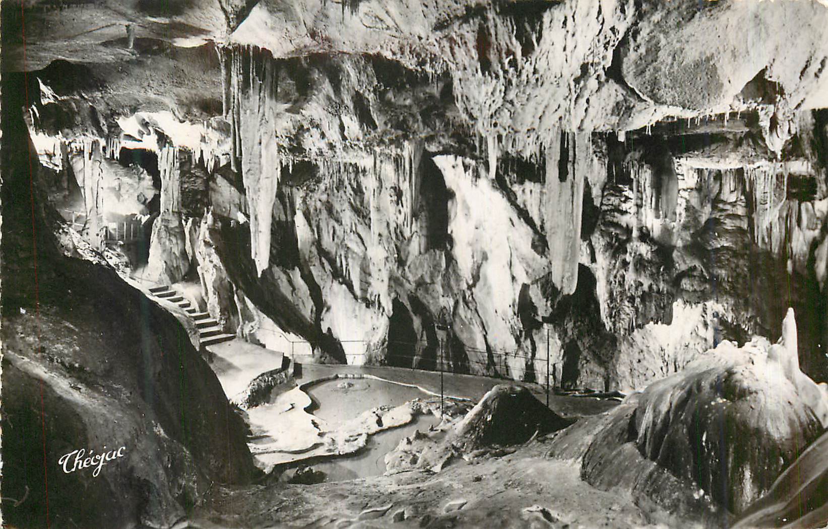 Thécyjac-Höhle — Innenansicht mit Stalaktiten und Treppen — Verlag Thécyjac