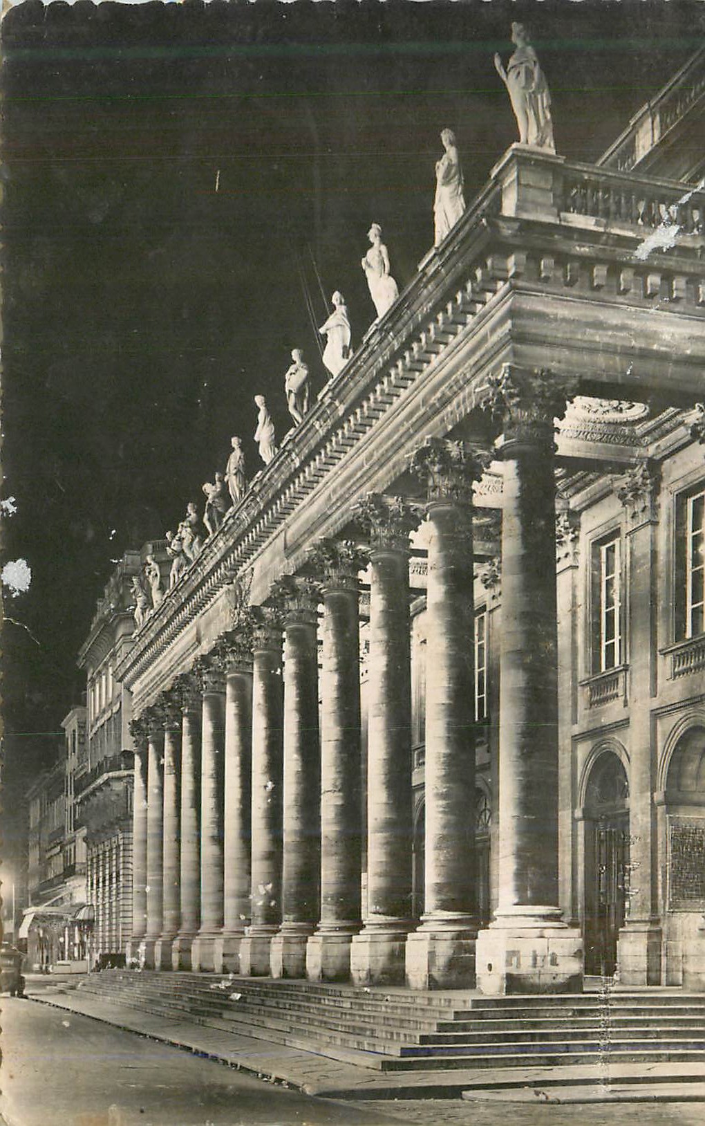 Palais des Beaux-Arts de Lille — façade néoclassique avec colonnades et statues — éditeur inconnu