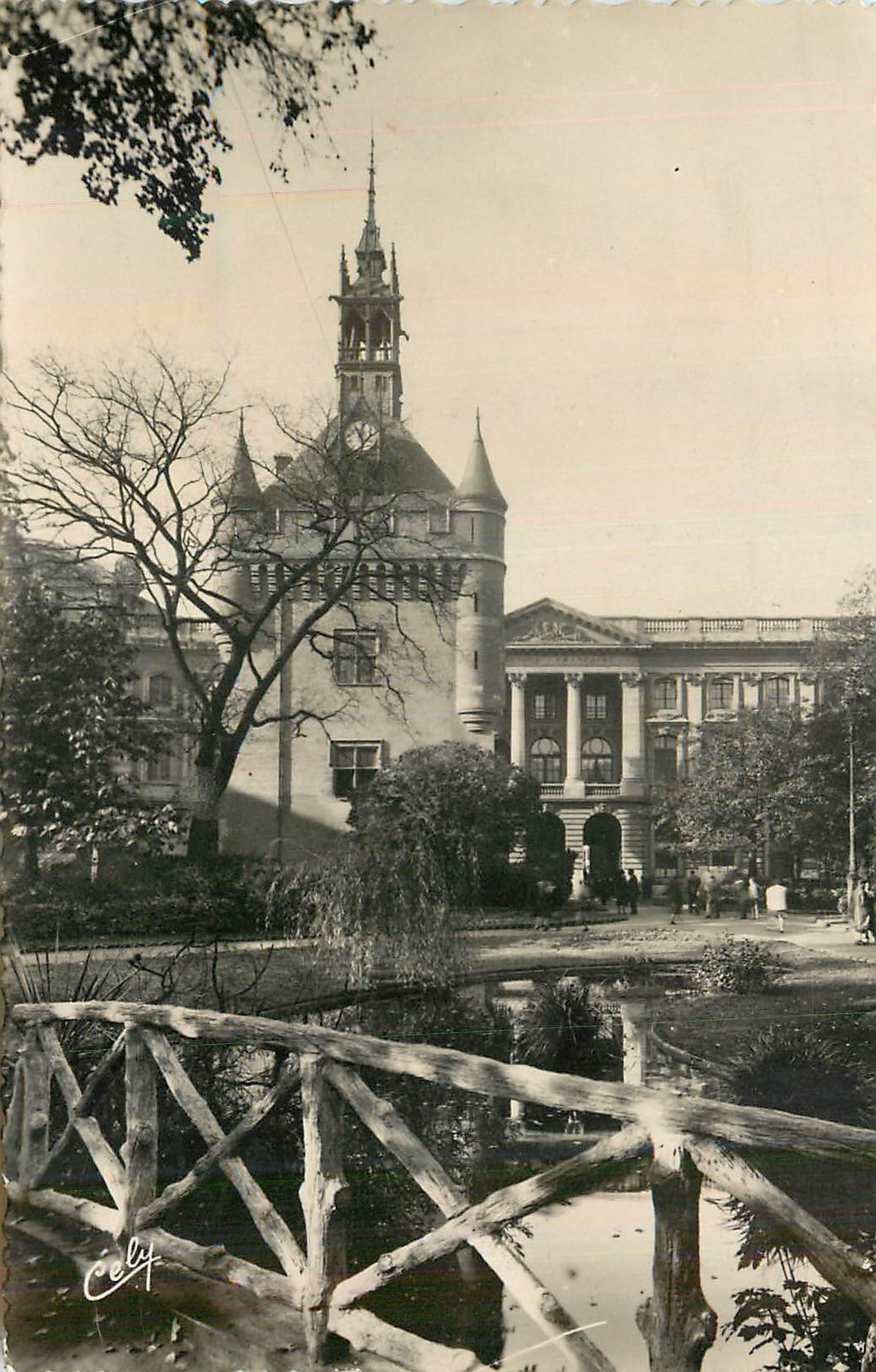 CPM Toulouse Haute Garonne Square General de Gaulle et Donjon du Capitole 