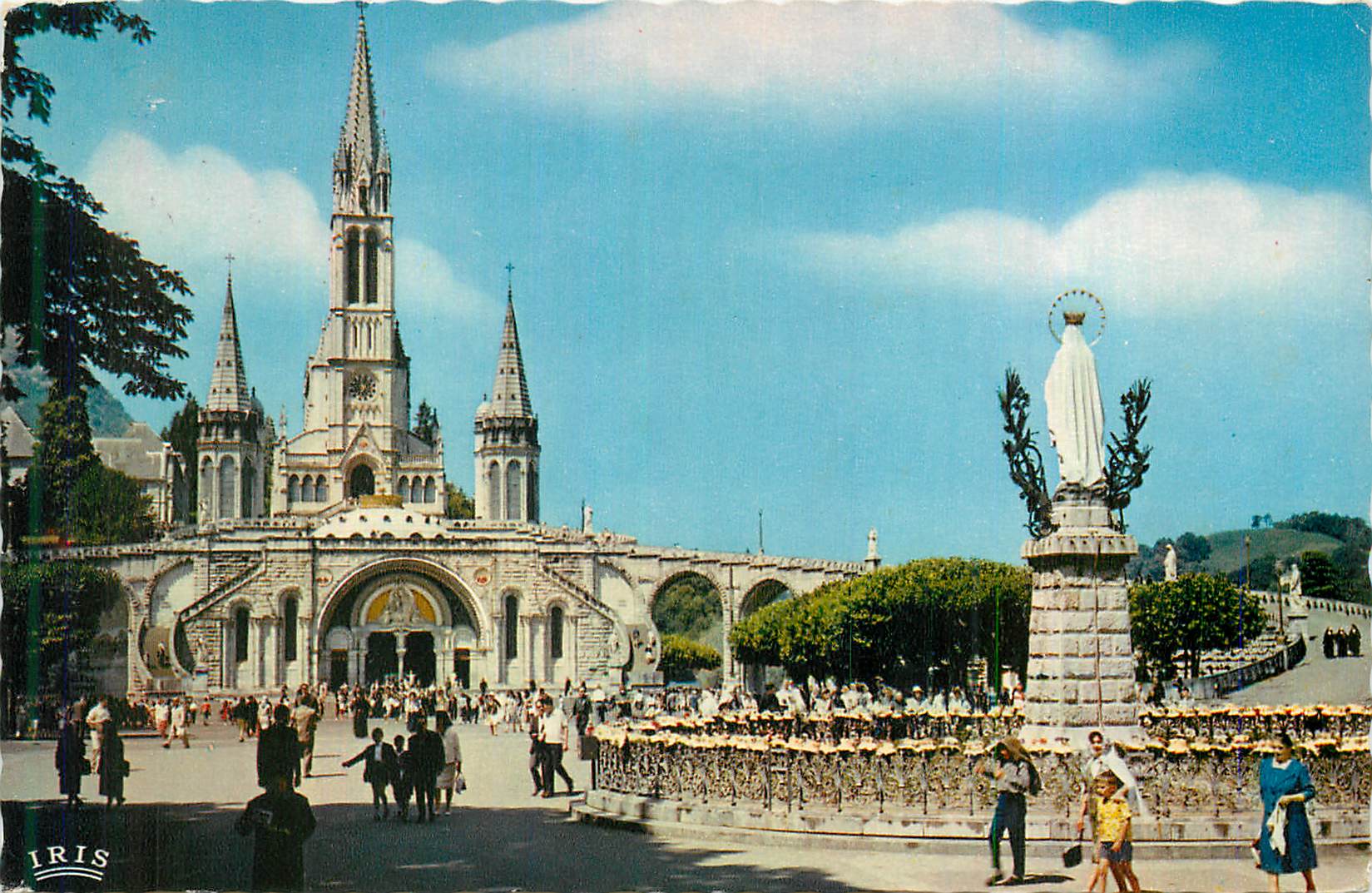 CPM Lourdes La Basilique et la Vierge Couronnee 