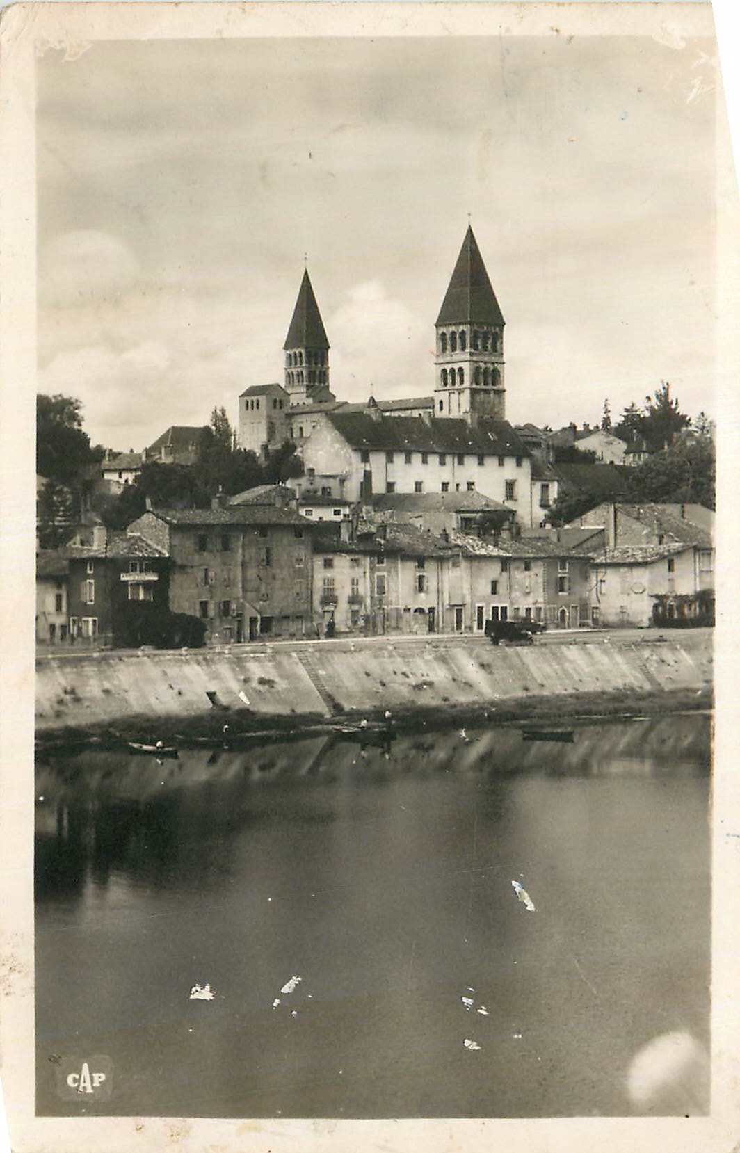 Ville de Vaison-la-Romaine — vue sur le Rhône et la cathédrale — CAP