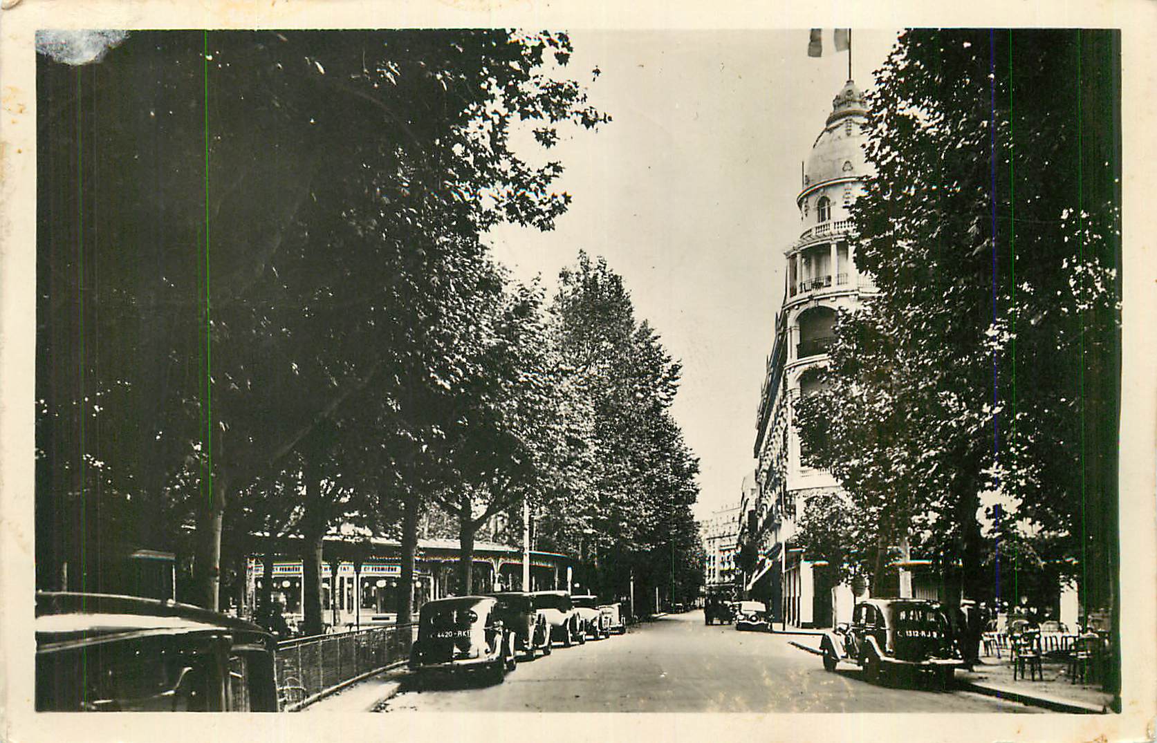 CPM Vichy Galeries couvertes et rue du Parc 