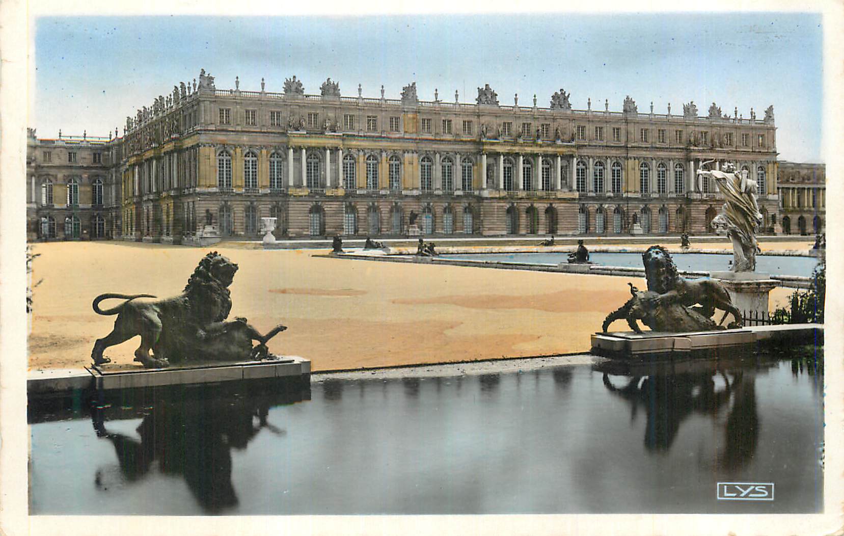 Château de Versailles — Vue du parterre d'eau avec lions — LYS