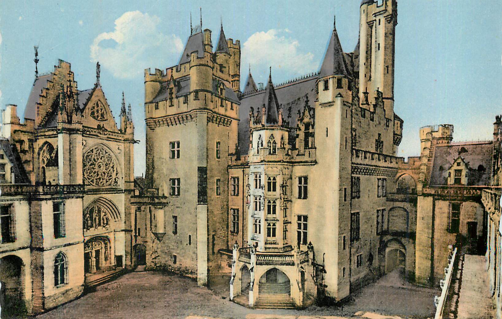 CPM Pierrefonds Le Chateau L Escalier d Honneur Le Donjon et la chapelle 