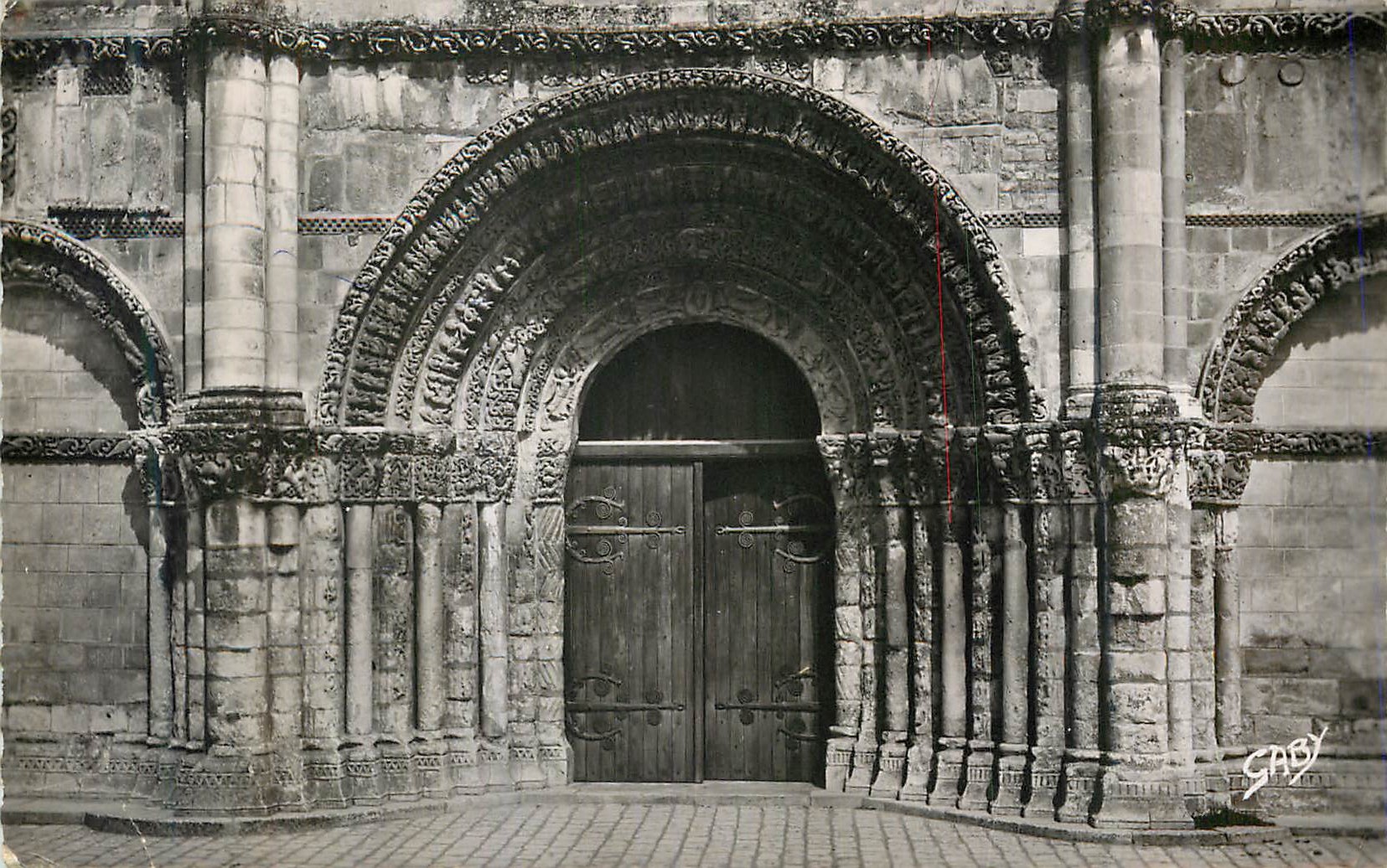 CPM Saintes Ch Mme Porche principal de l abbaye Dames 