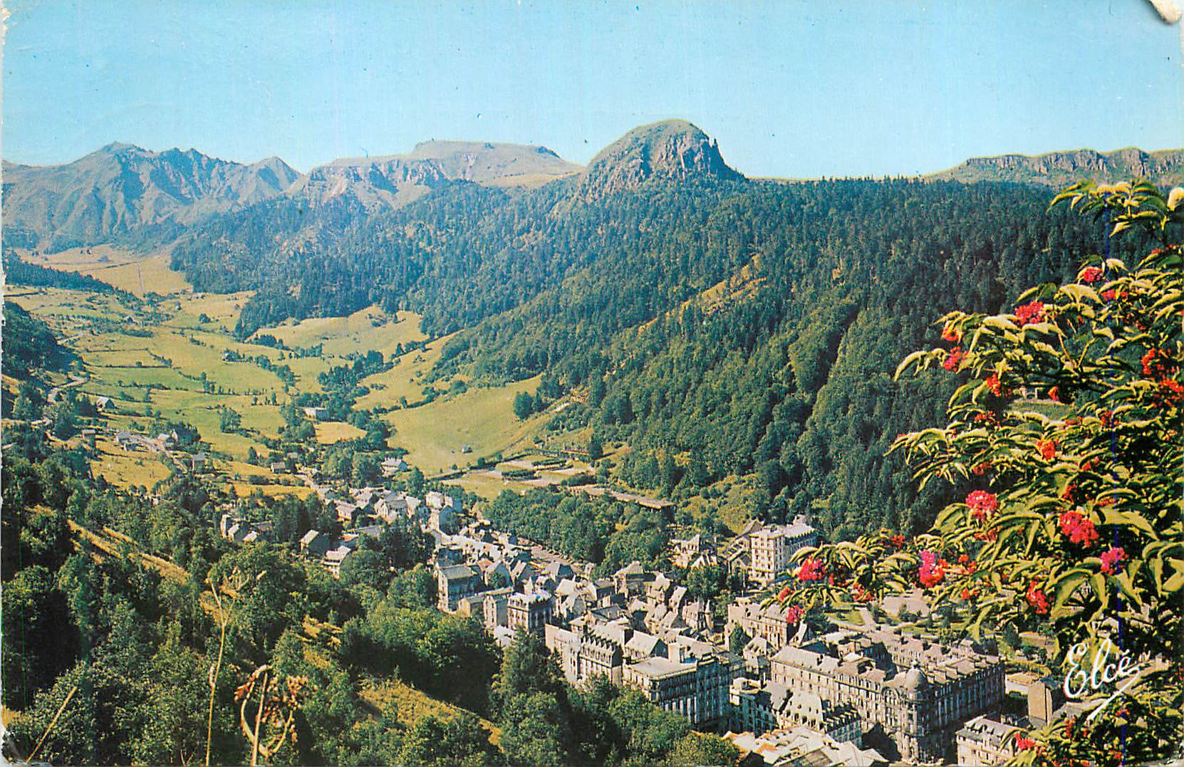 CPM Mont Dore Puy de Dome Vue generale sur le Mont Dore au fond le Capucin 