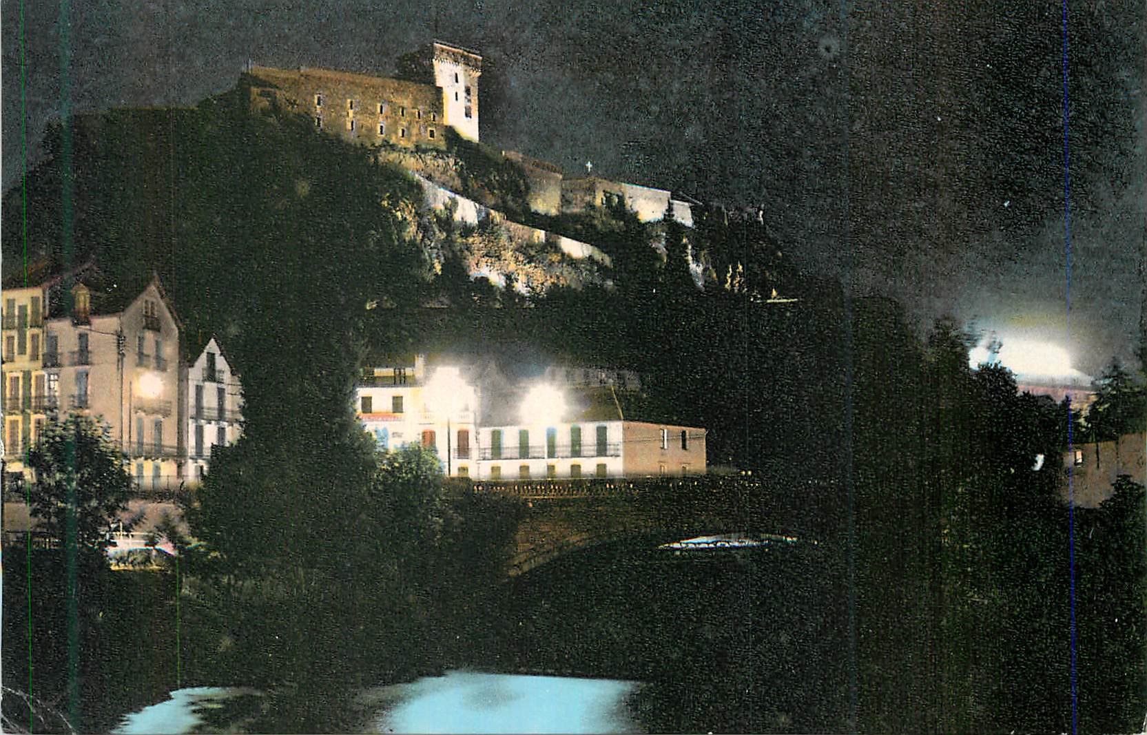 CPM Lourdes Hautes Pyrenees Le Chateau Fort et le gave la nuit 