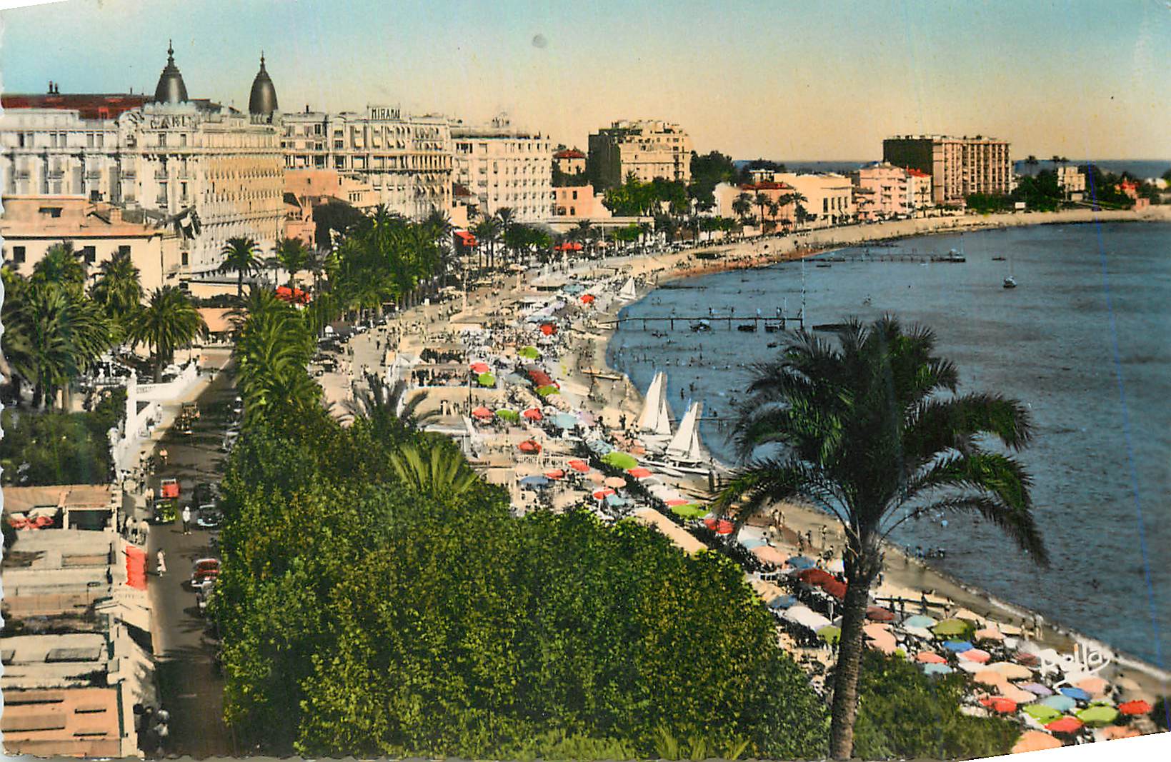 CPM Cannes Le Boulevard et la Plage de la Croisette et les Grands Hotels 