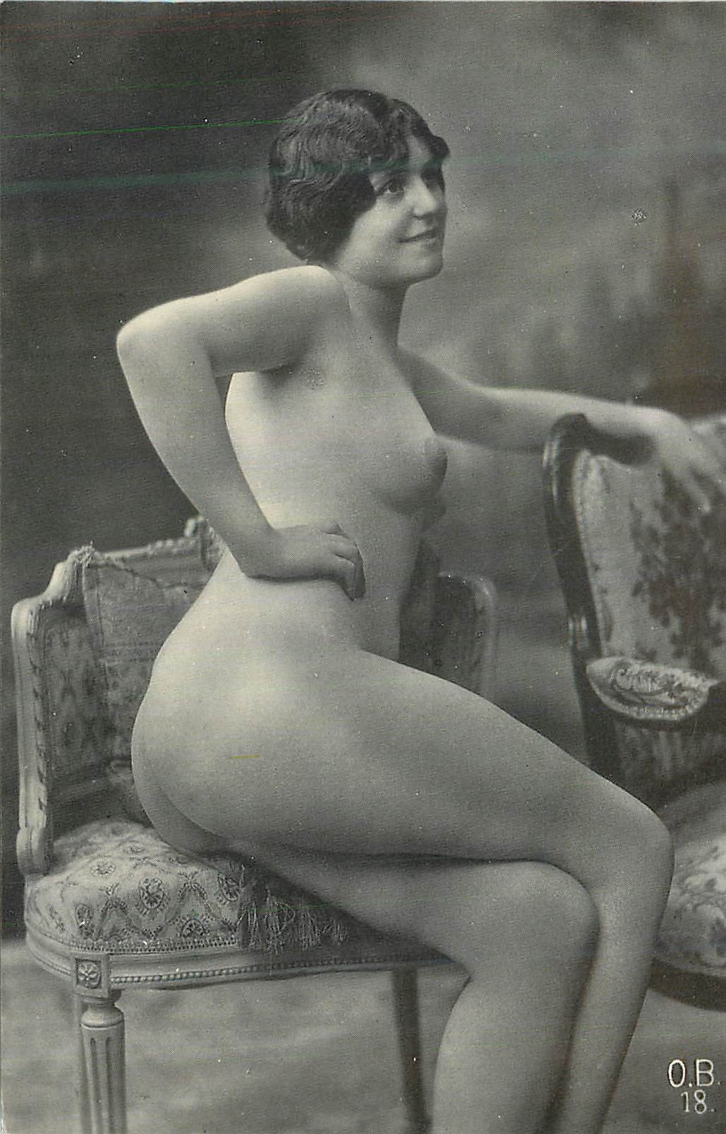 Nackte Frau auf einem Stuhl - O.B. 18