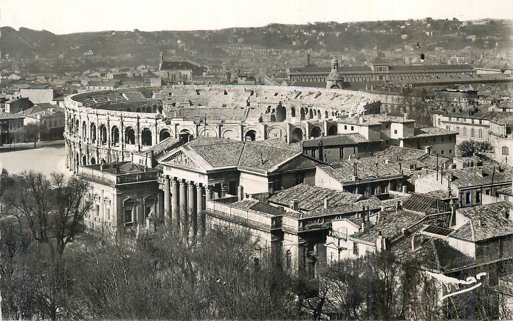 CPM Nimes Vue sur les Arenes Romaines 