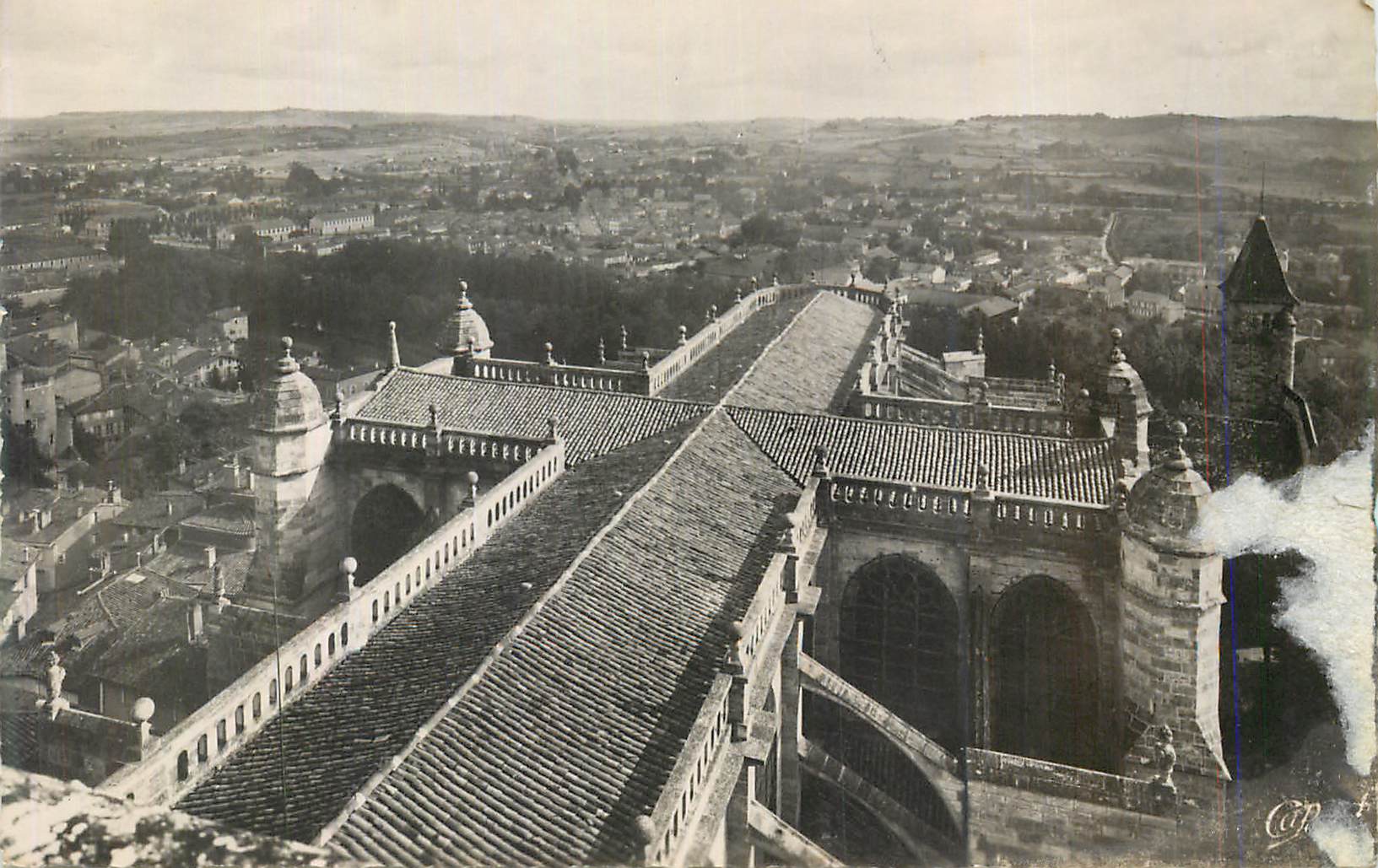 Vue panoramique de la cathédrale — éditeur C.P. (Carcassonne ?) — n° de série non lisible