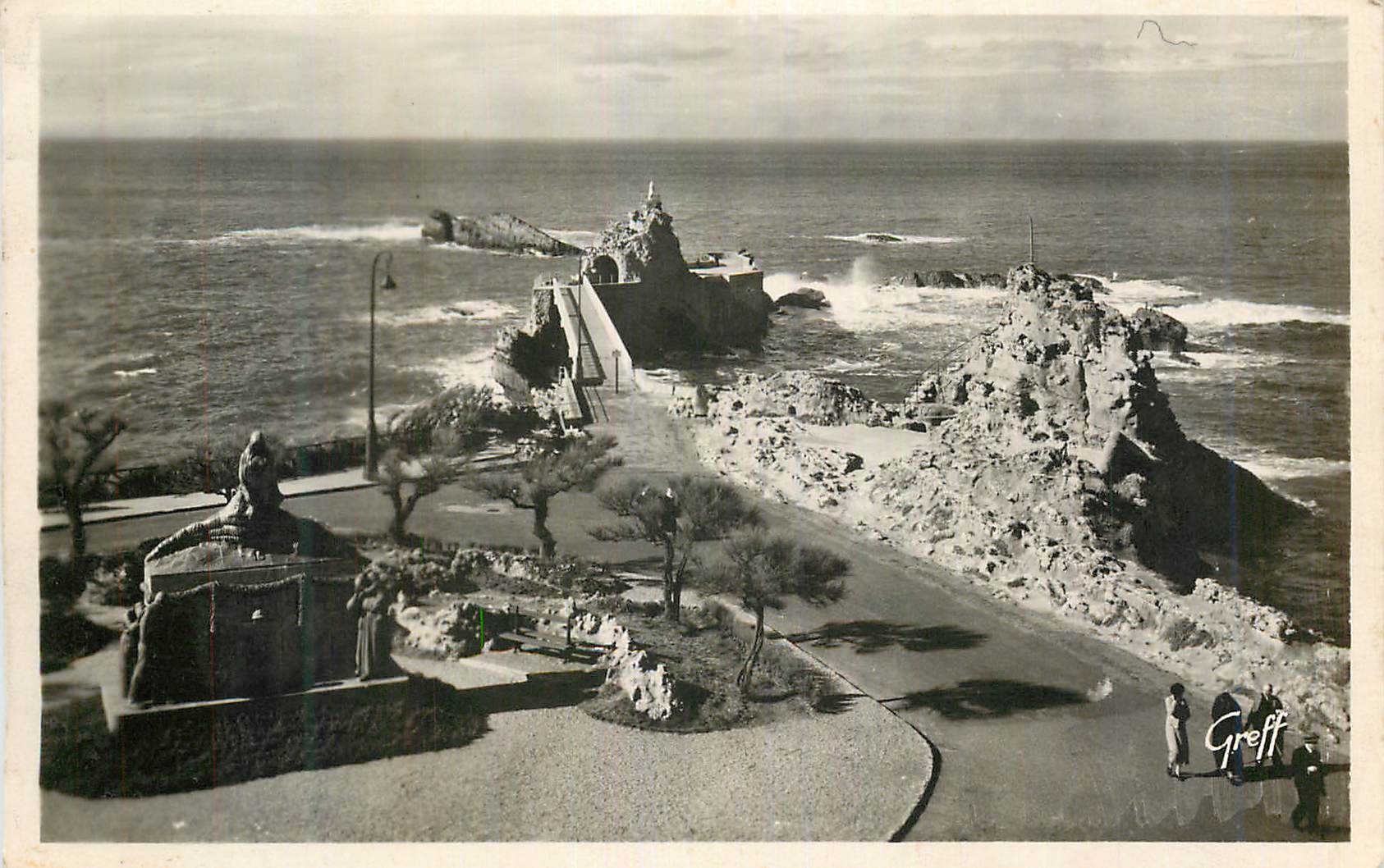 CPM Biarritz Basses Pyrenees Le Rocher de la Vierge 