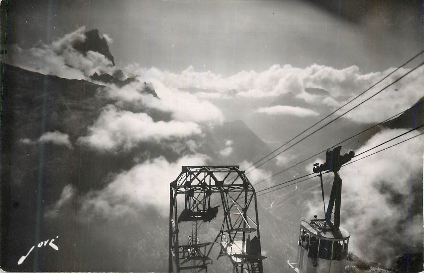Seilbahn über den Wolken — Berg — Jove