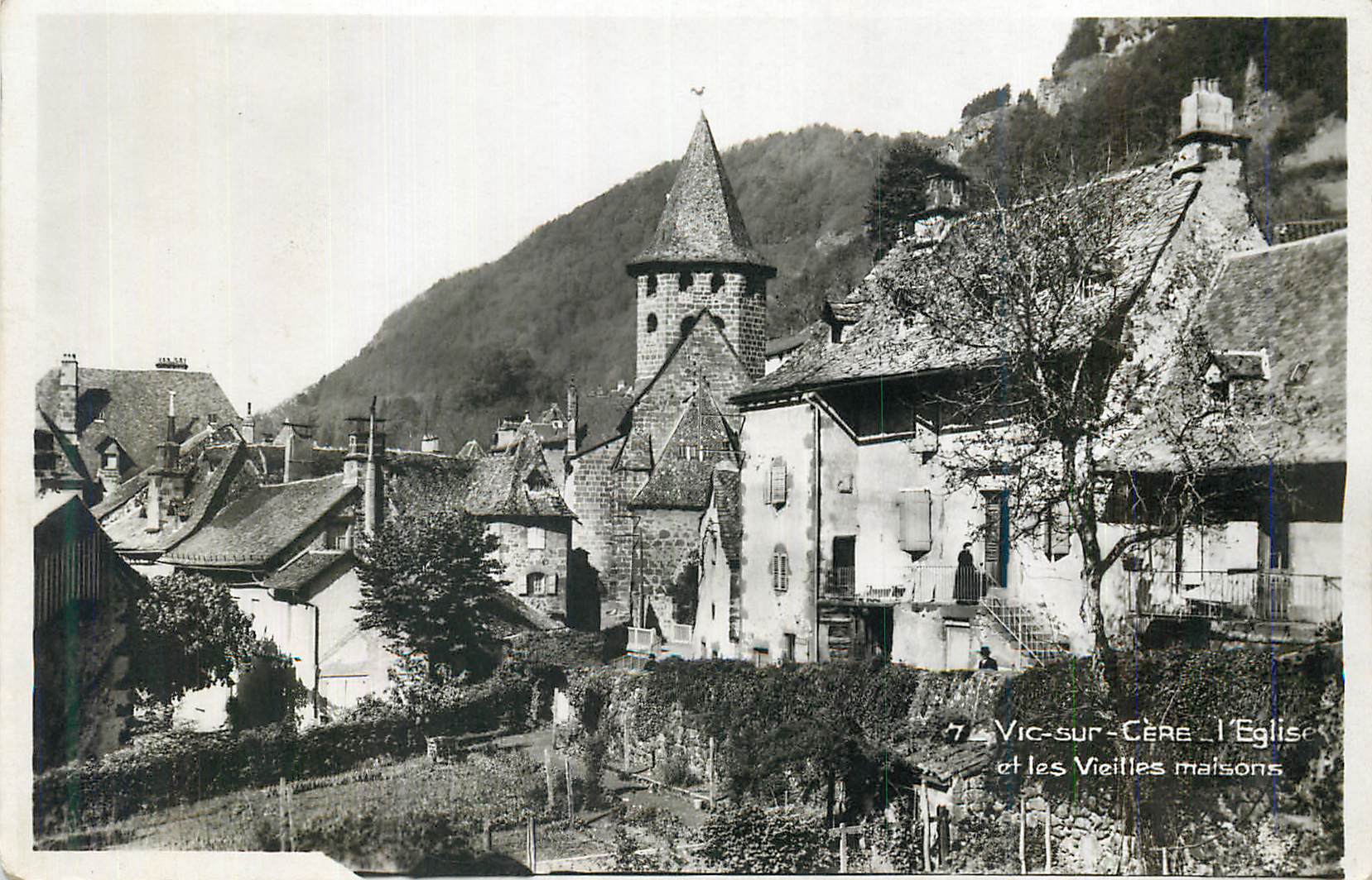 CPM Vic sur Cere L Eglise et les Vieilles maisons 