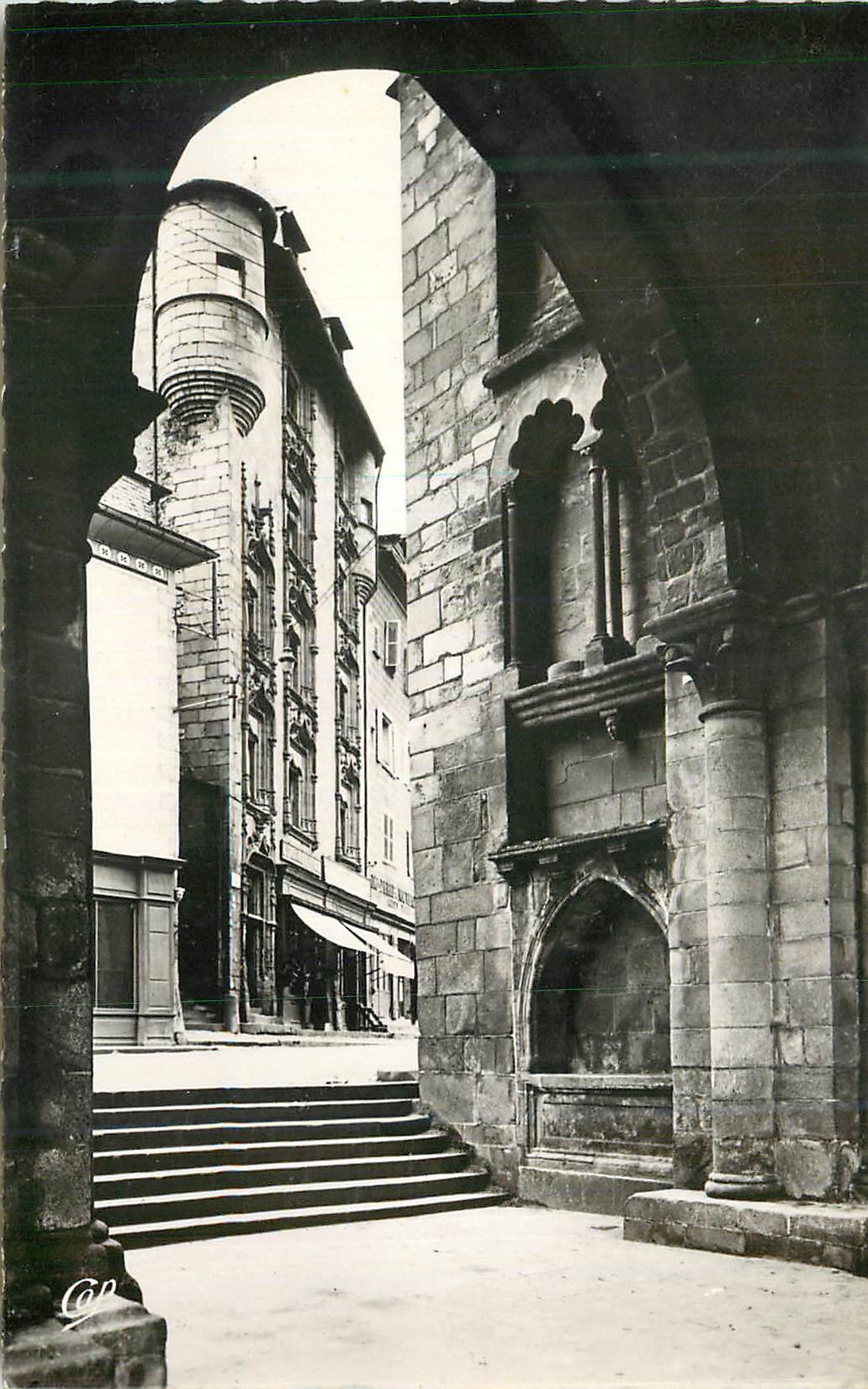 CPM Tulle Le Porche de la Cathedrale et Maison Renaissance 