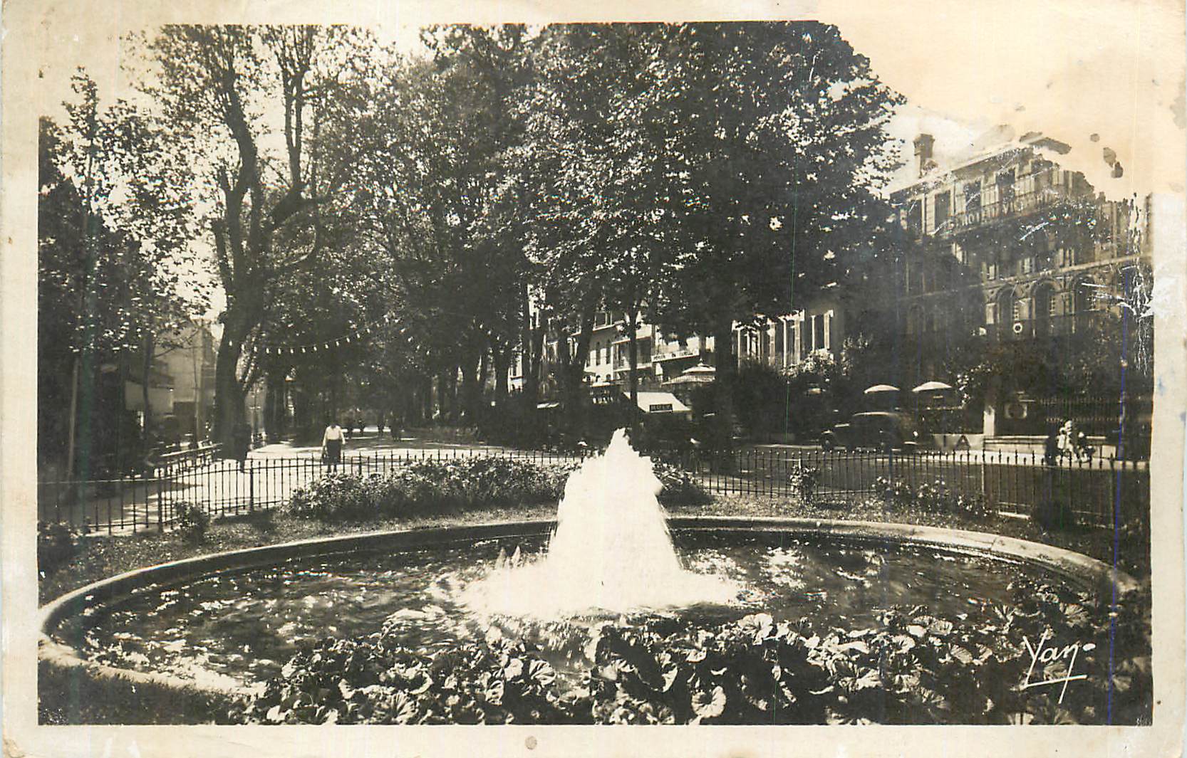 Brunnen in einem städtischen Park — Yango — Signatur sichtbar unten rechts