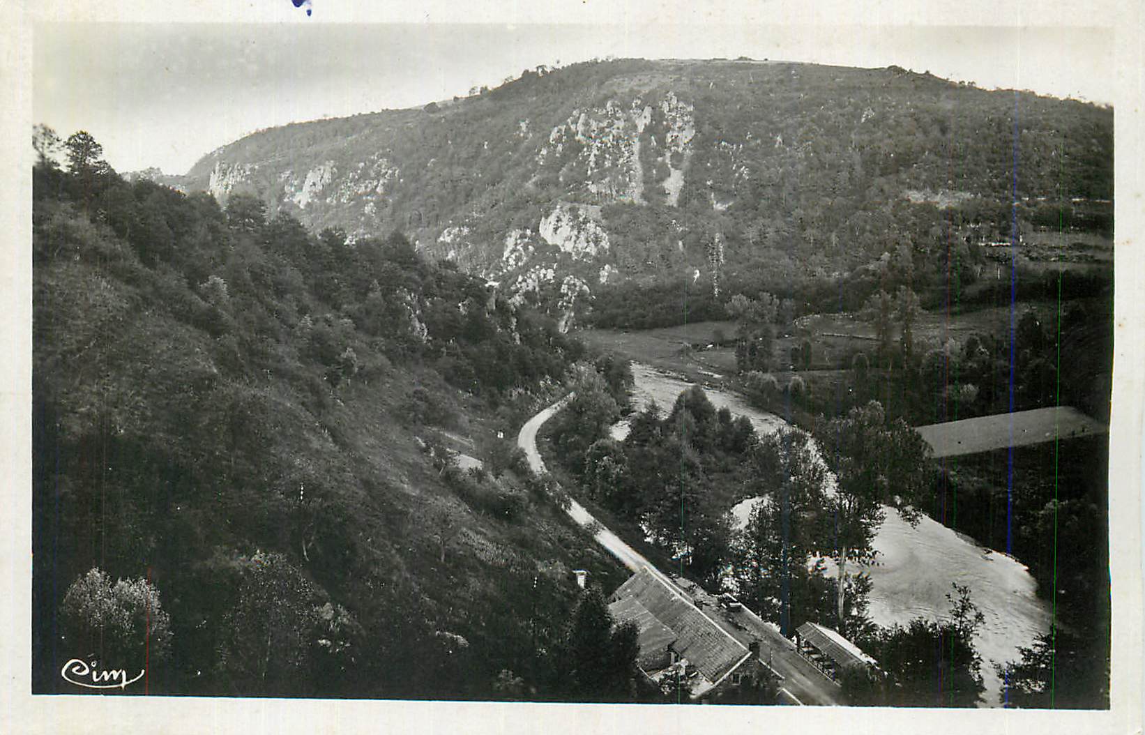 CPM Les Gorges de Chouvigny Jolie vue sur la Vallee de la Sioule 