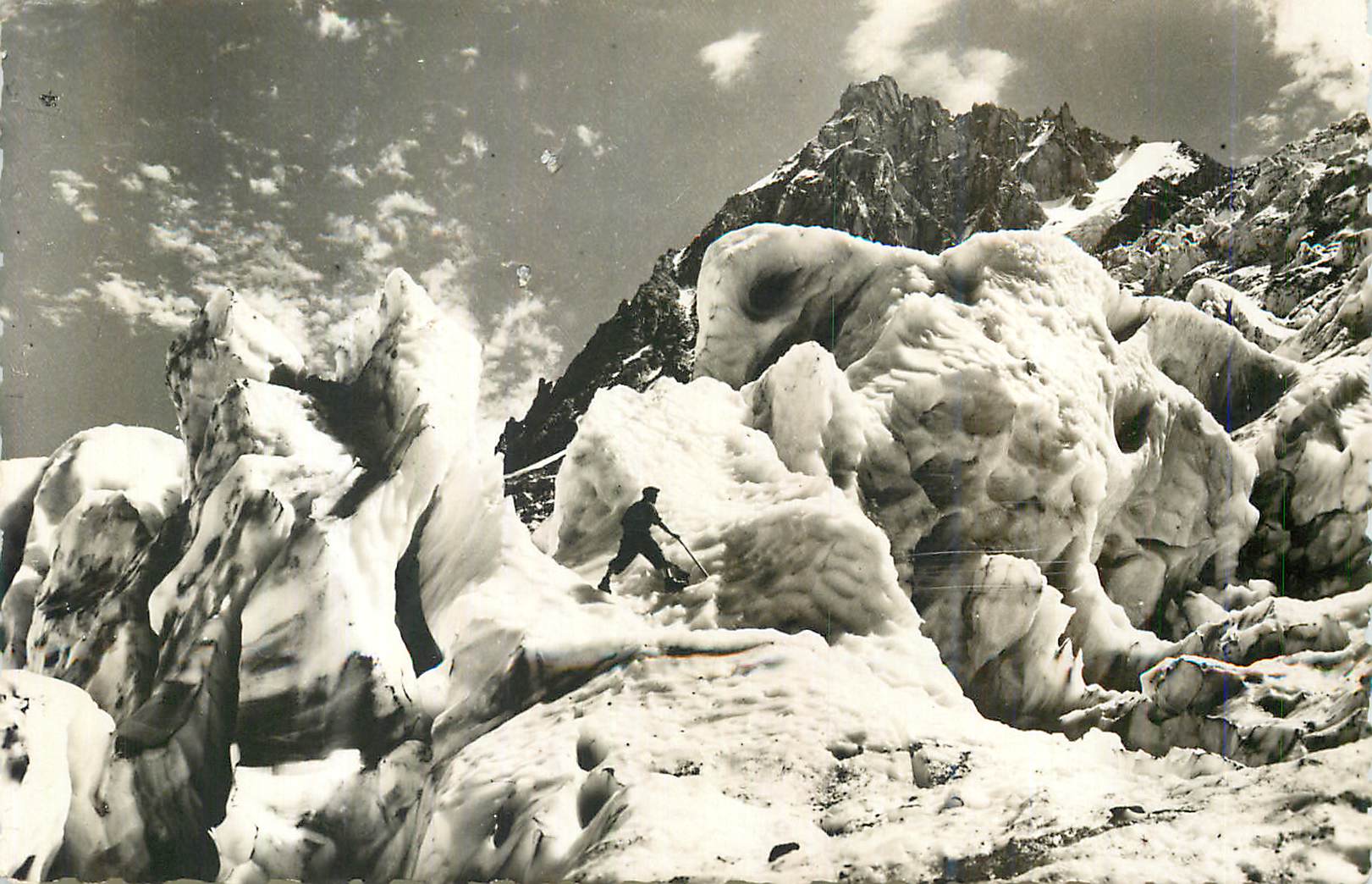 CPM Au pays du Mont Blanc Les Grands Seracs du Glacier des bossons au pied de l Aiguille du Midi 