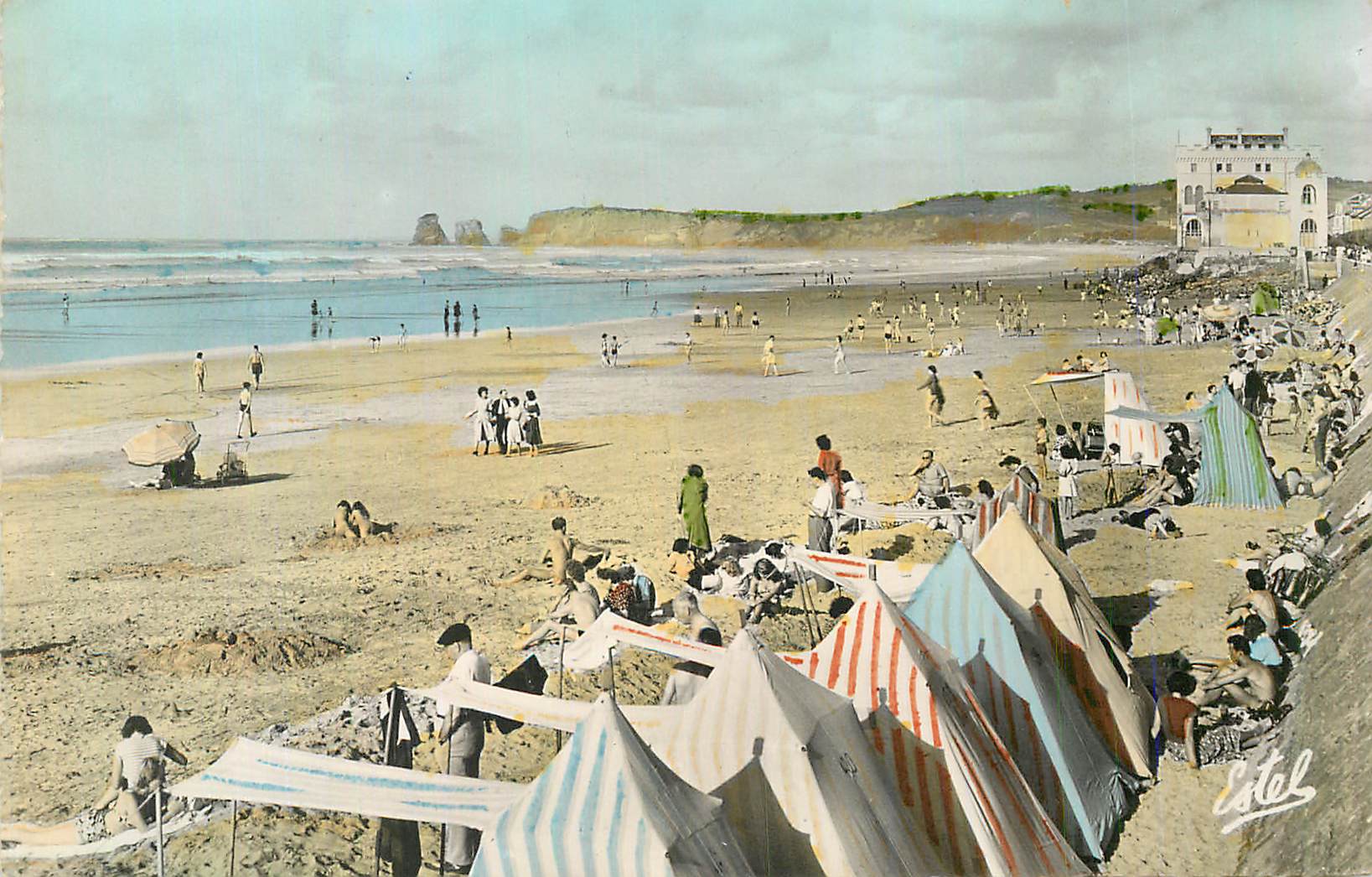 CPM Hendaye Plage La Plage le Casino et les Deux Jumeaux 
