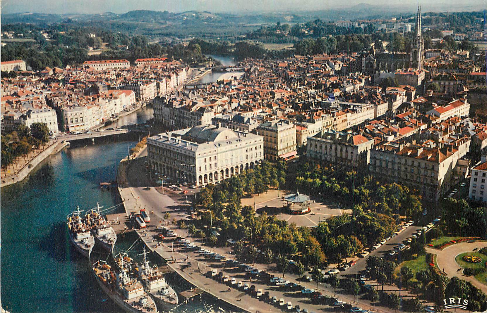 Bordeaux — vue aérienne du port et du centre-ville — IRIS