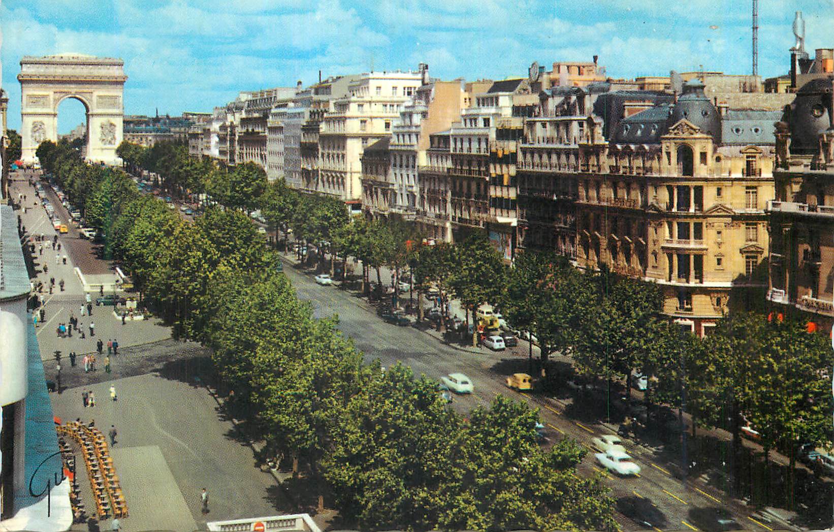 CPM Paris L Avenue des Champs Elysees et l arc de triomphe de l Etoile 