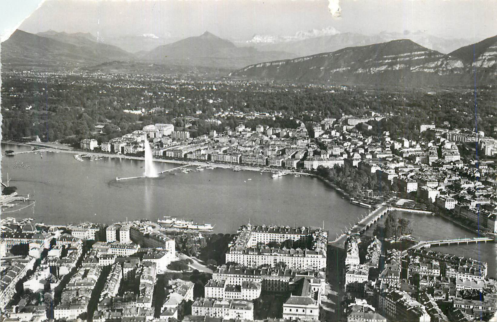 Vue aérienne de Genève — lac Léman et montagnes en arrière-plan