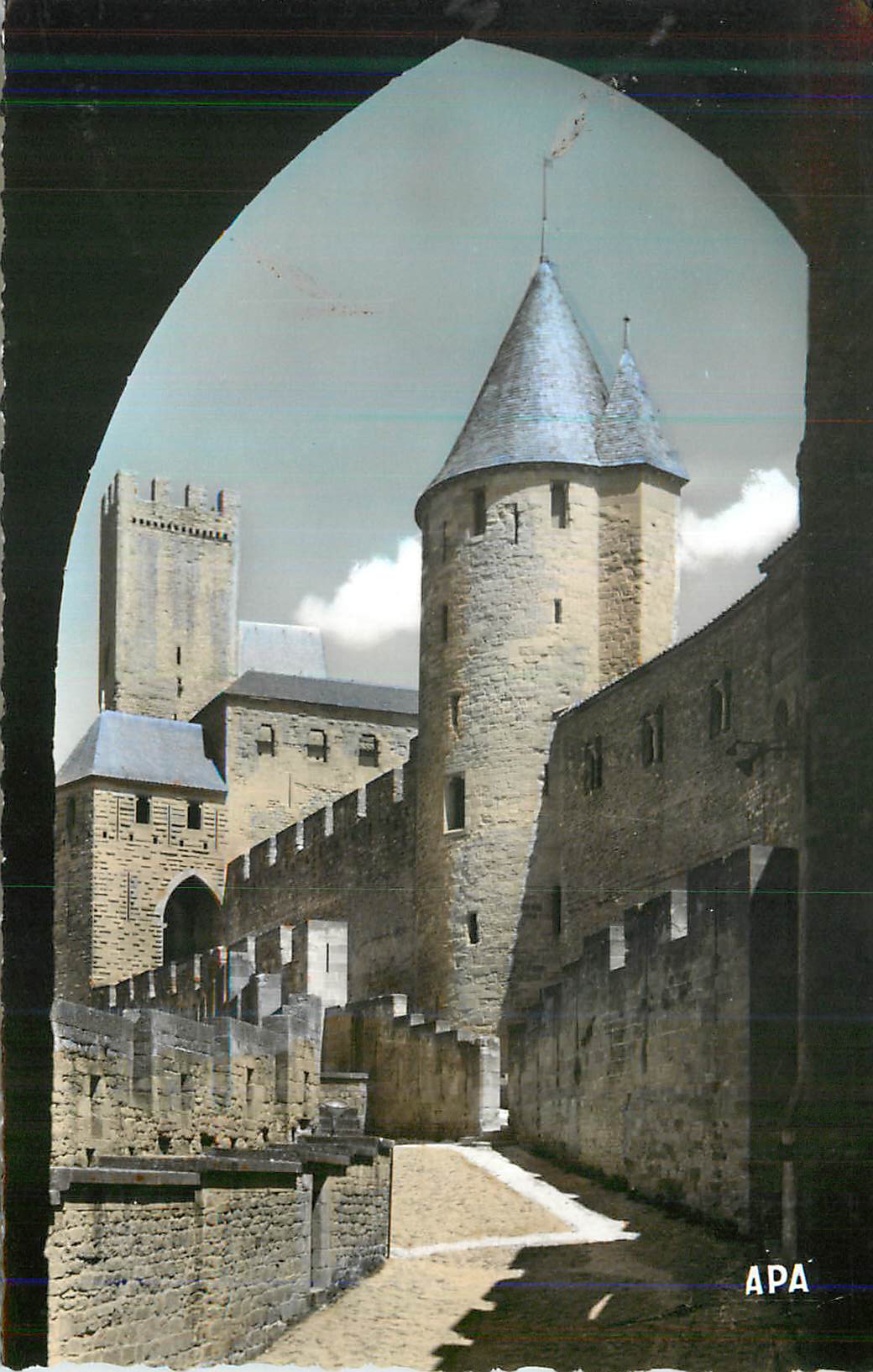 Château de Carcassonne — vue sous l'arc de la porte — éditeur APA