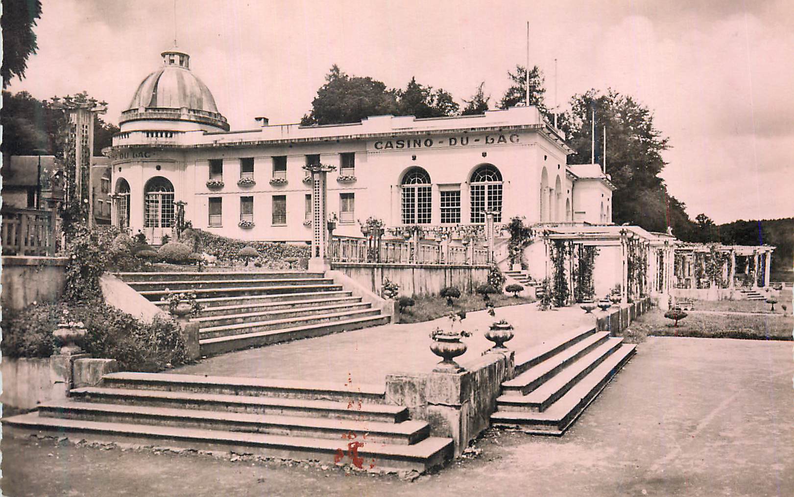CPM Bagnoles de l Orne Le Casino du Lac 