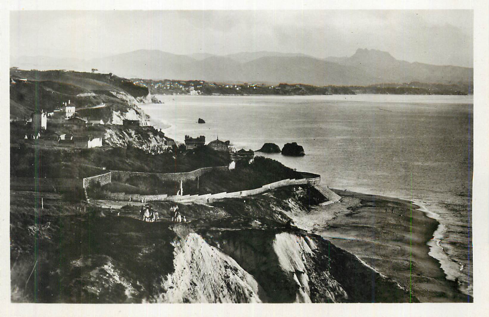 CPM Biarritz Vue generale de la Cote Basque et des Pyrenees 