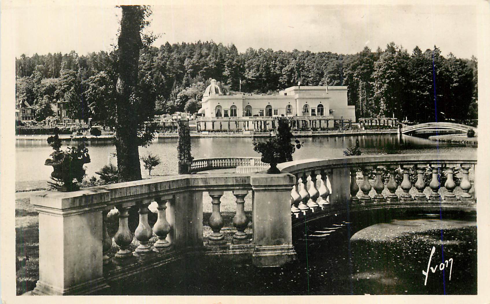 CPM Bagnoles de l Orne Les bords du Lac et le Casino 
