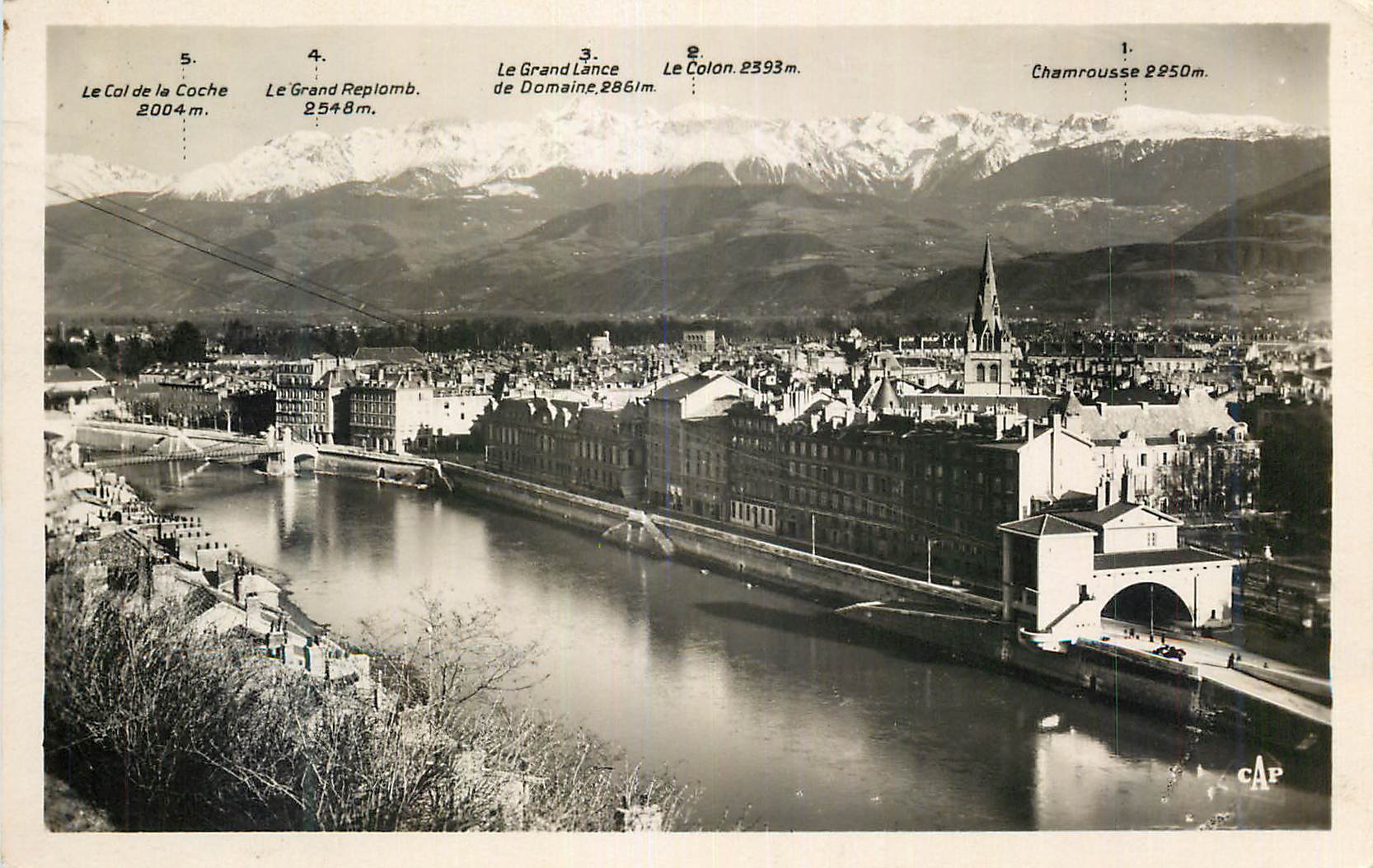 Chamrousse — vue panoramique avec montagnes enneigées — CAP
