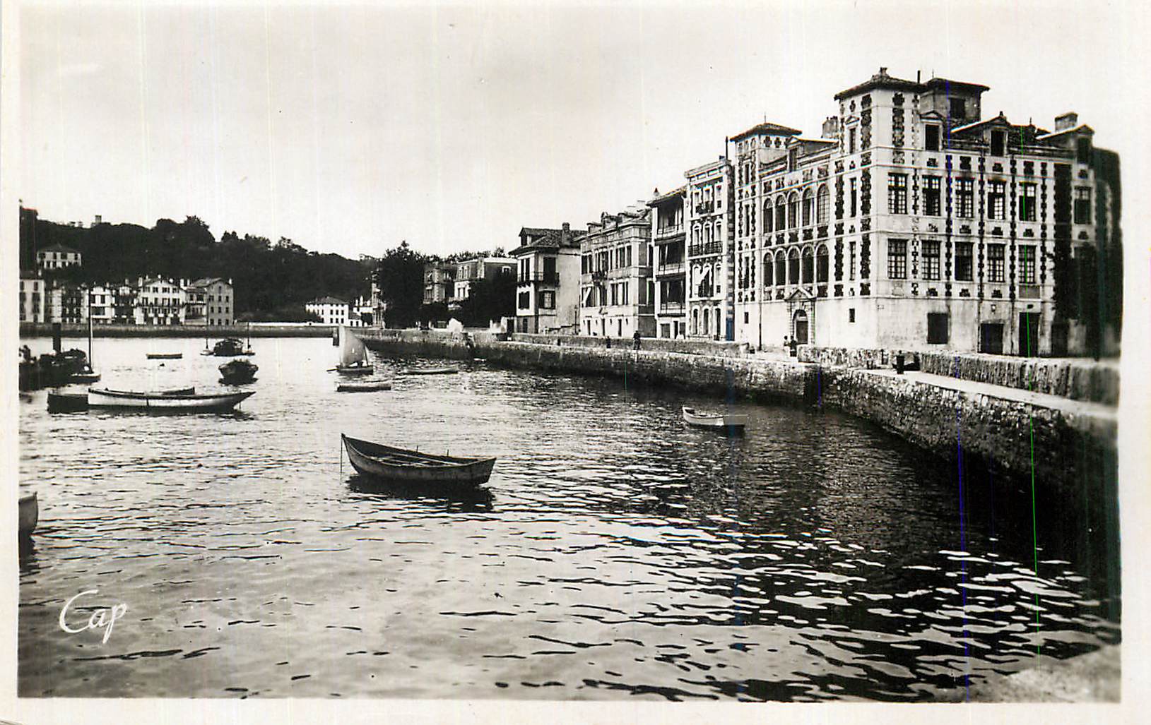 CPM St Jean de Luz Le Quai et la Maison de l Infante 